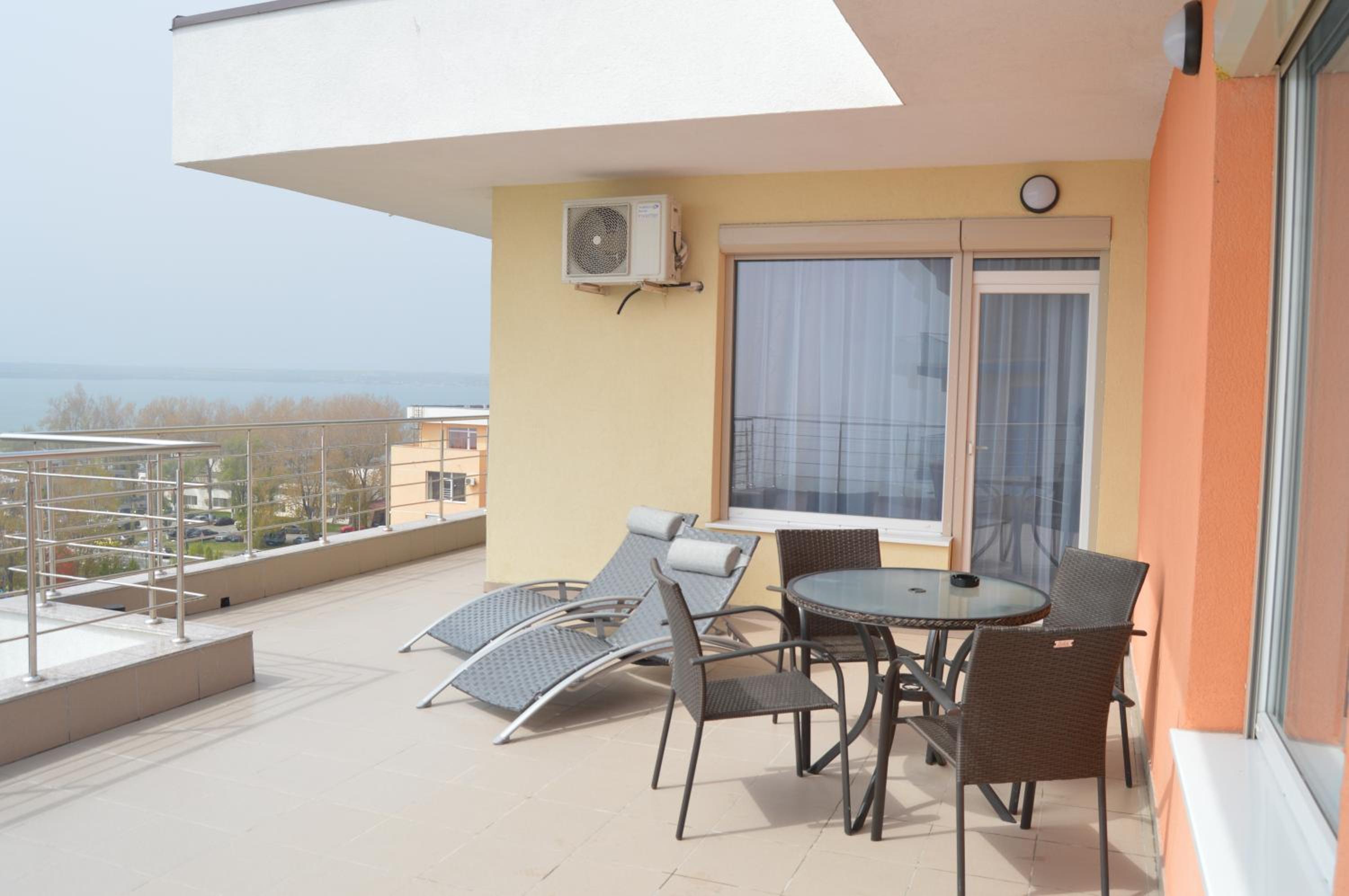 Apartment Panorama Summerland view 5