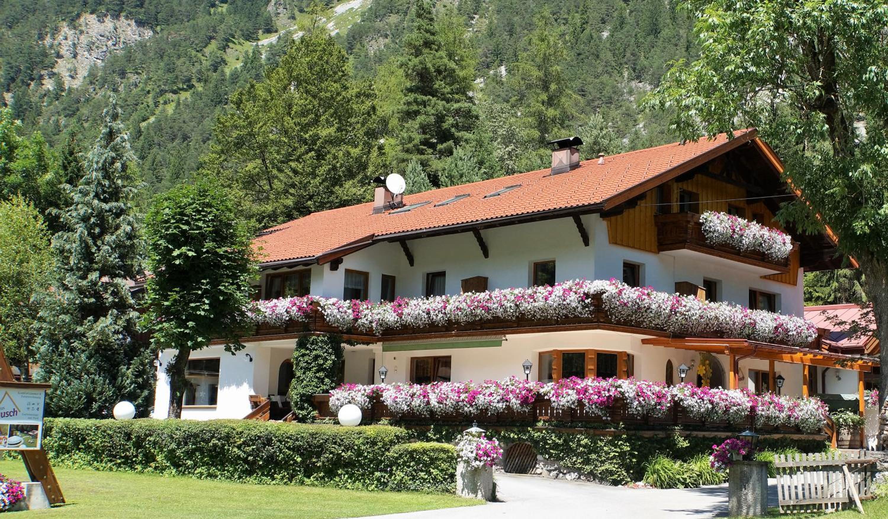 Gästehaus Almrausch, Ferienanlage mit Pool