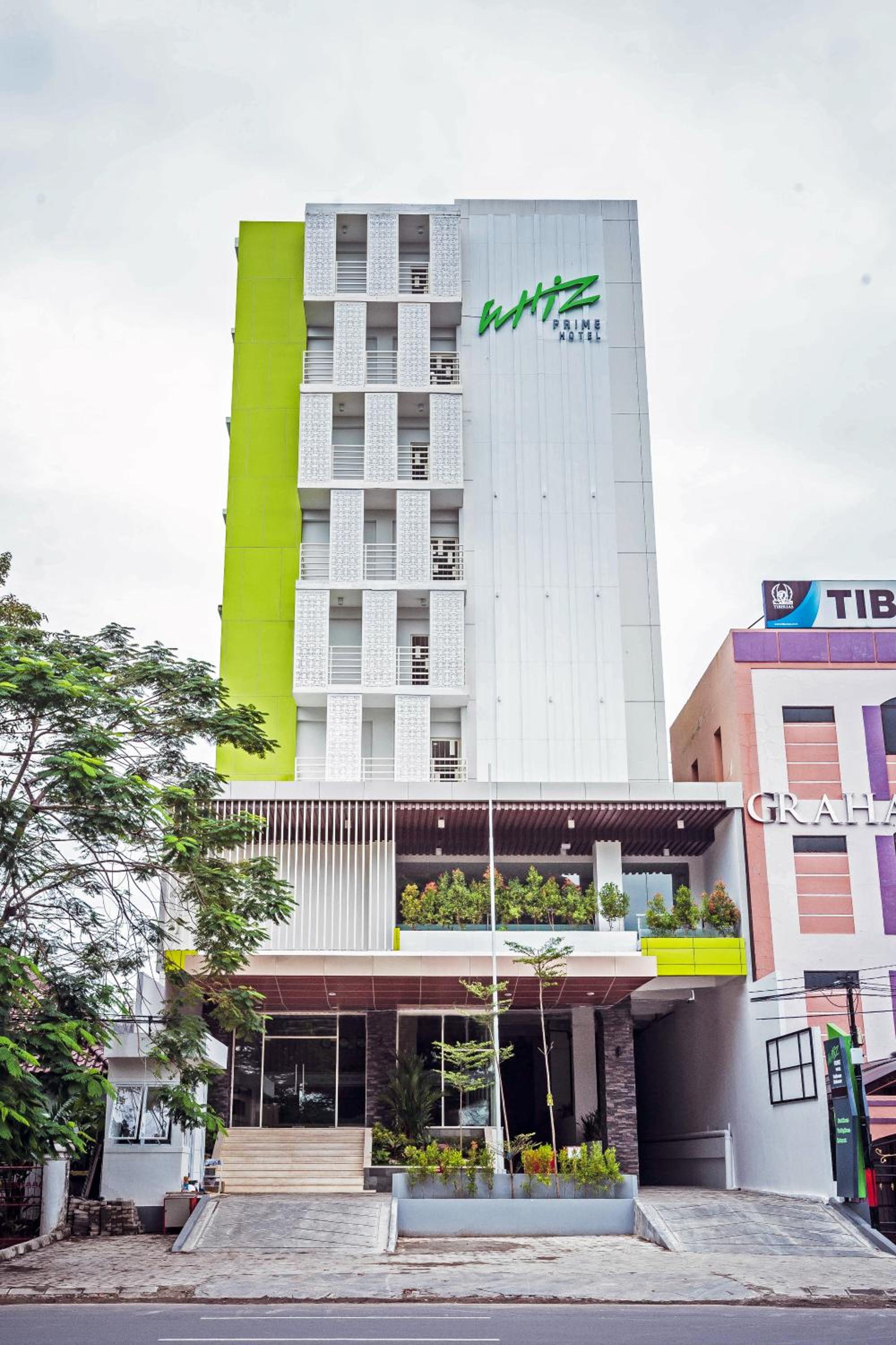 Hotel Whiz Prime Hotel Sudirman Makassar - Image 1