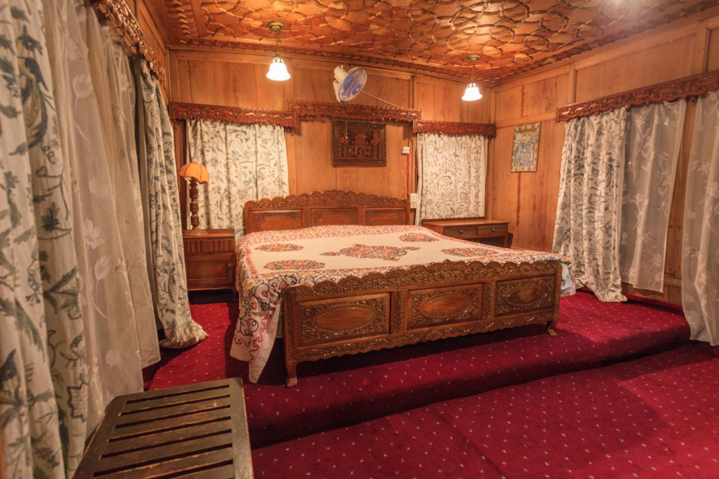 House Boat Hardy Palace view 5