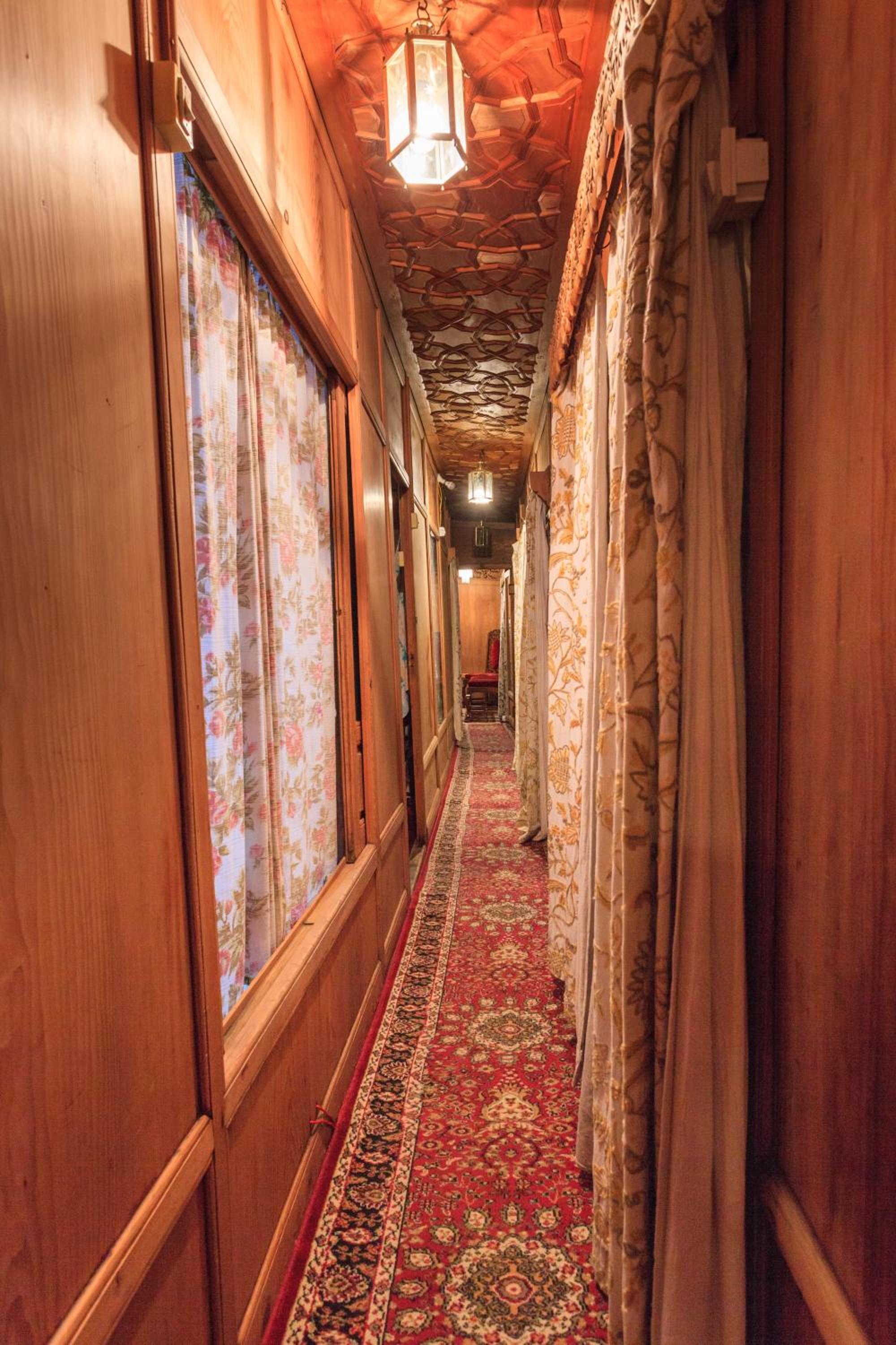 House Boat Hardy Palace view 2