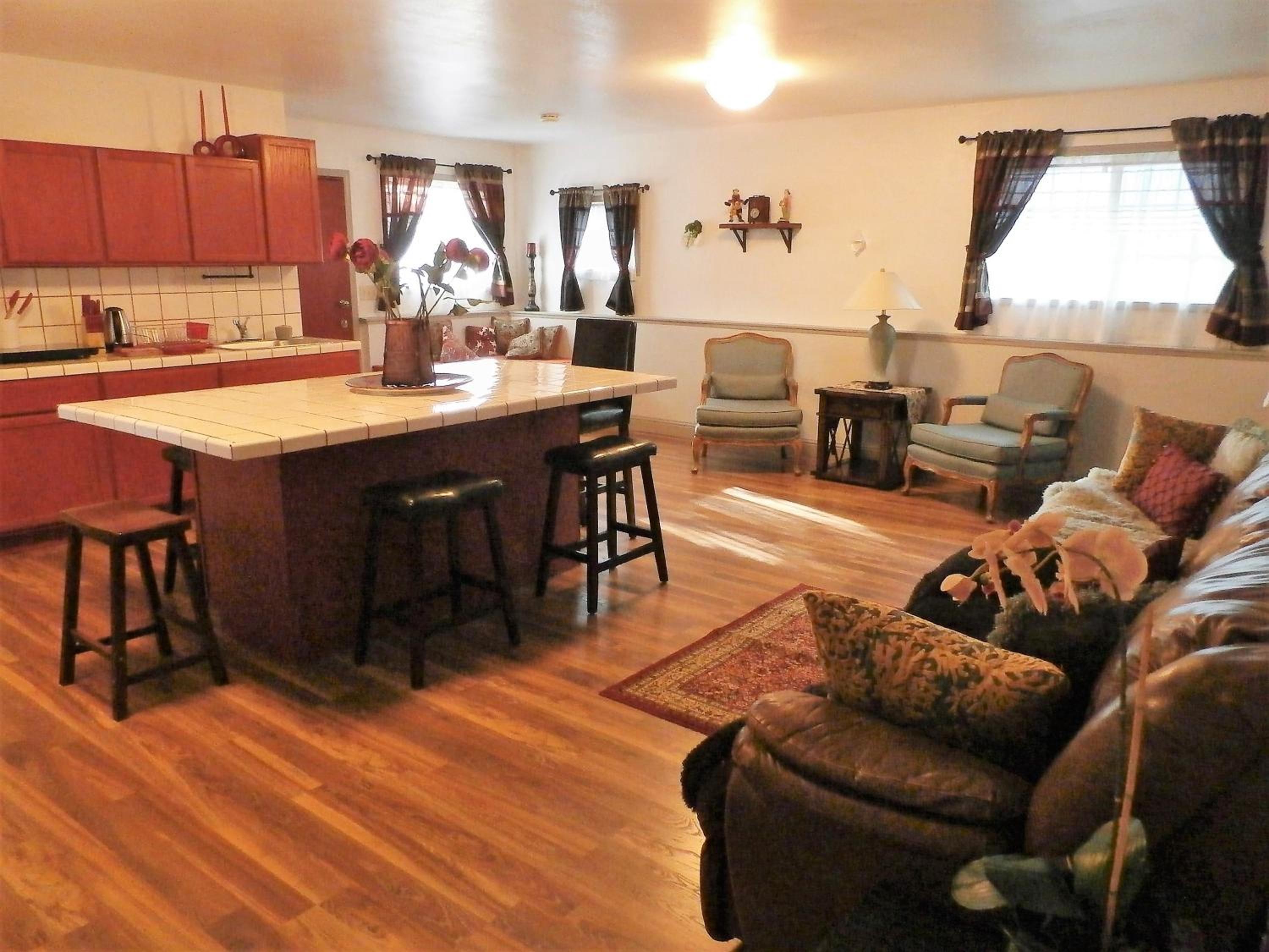 NEW CHARMING 2 BEDROOMS UNIT CLOSE TO EVERYTHING view 5
