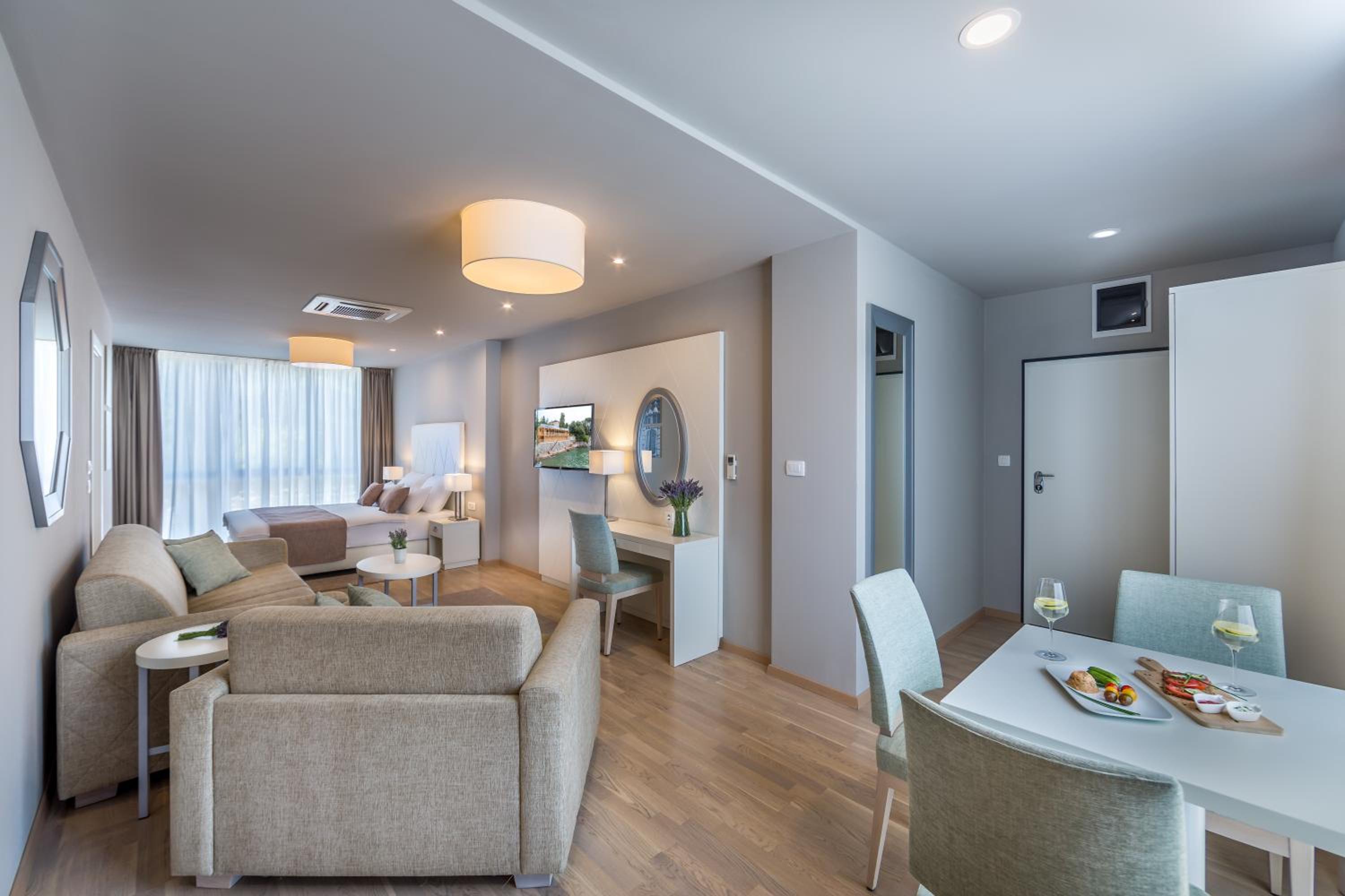 Apartments & Rooms Preelook