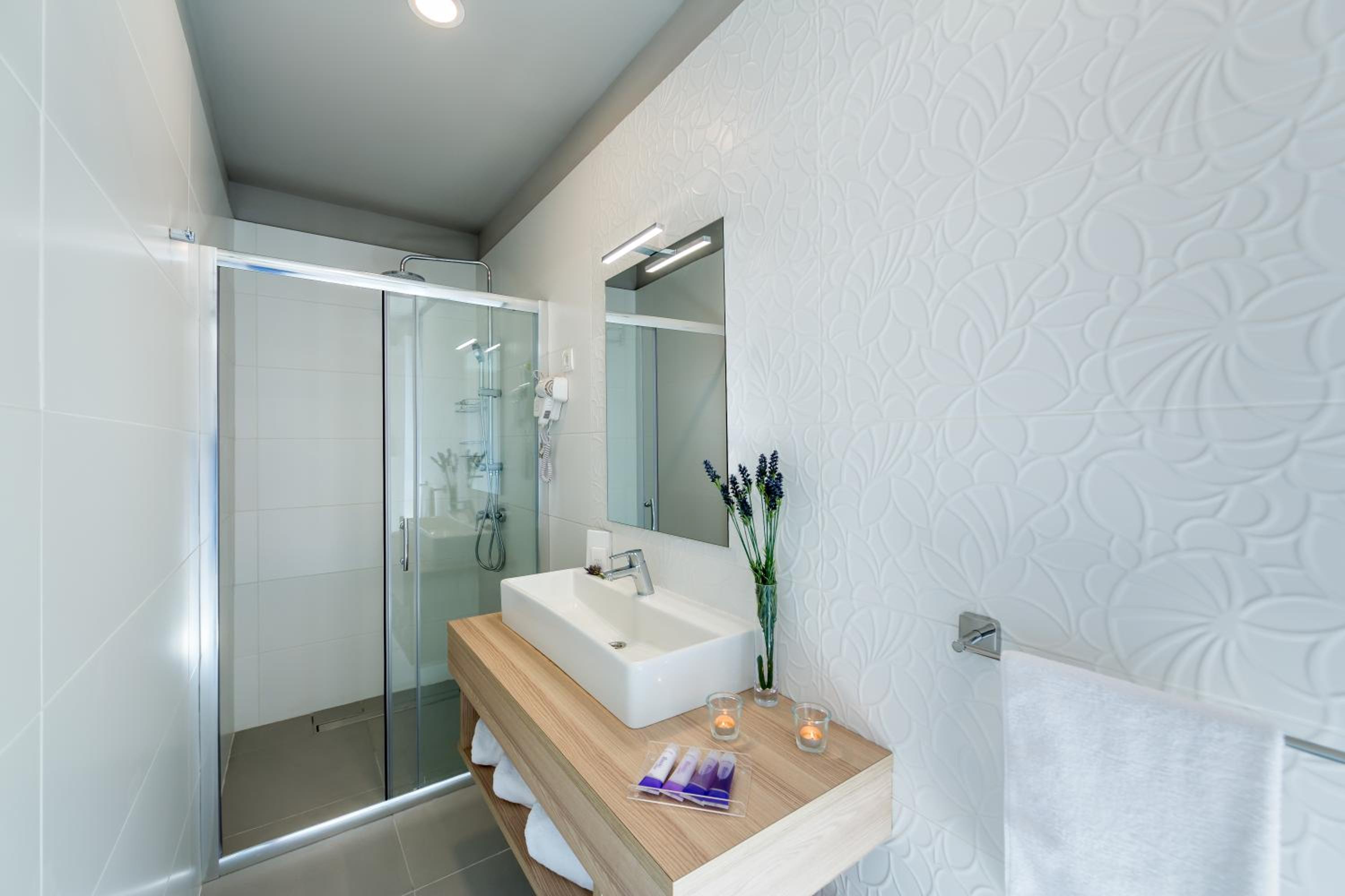 Apartments & Rooms Preelook