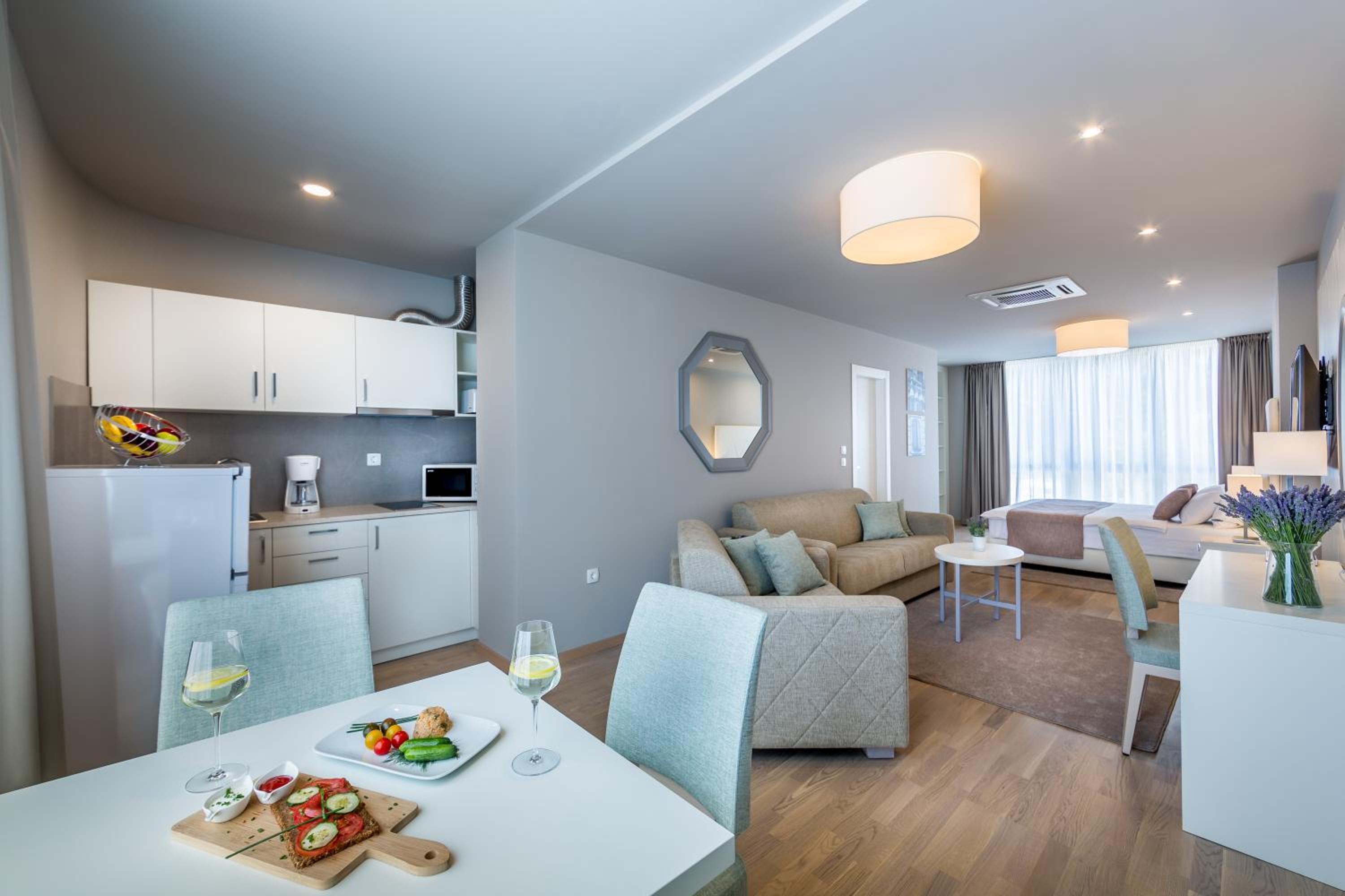 Apartments & Rooms Preelook