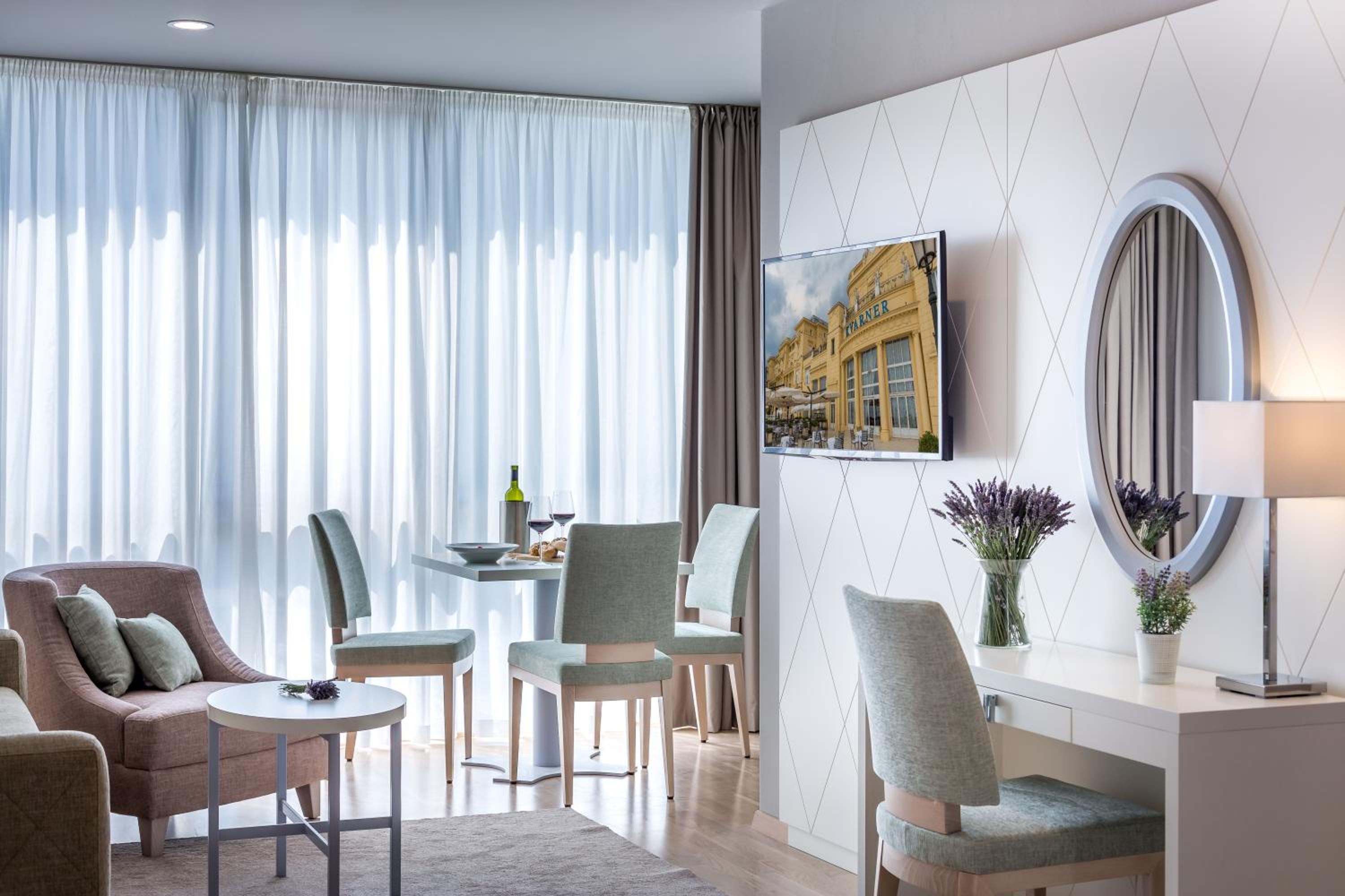 Apartments & Rooms Preelook