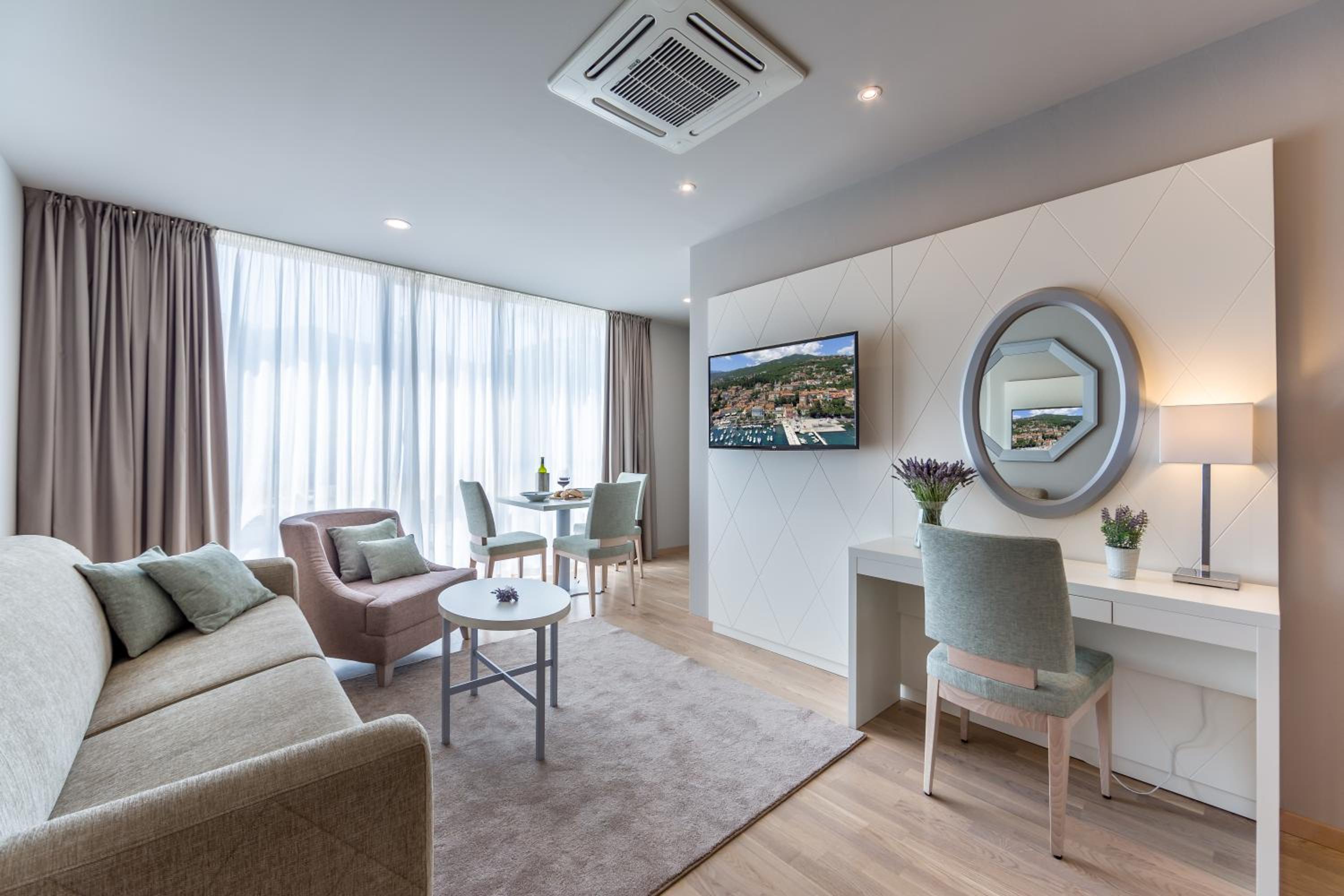 Apartments & Rooms Preelook