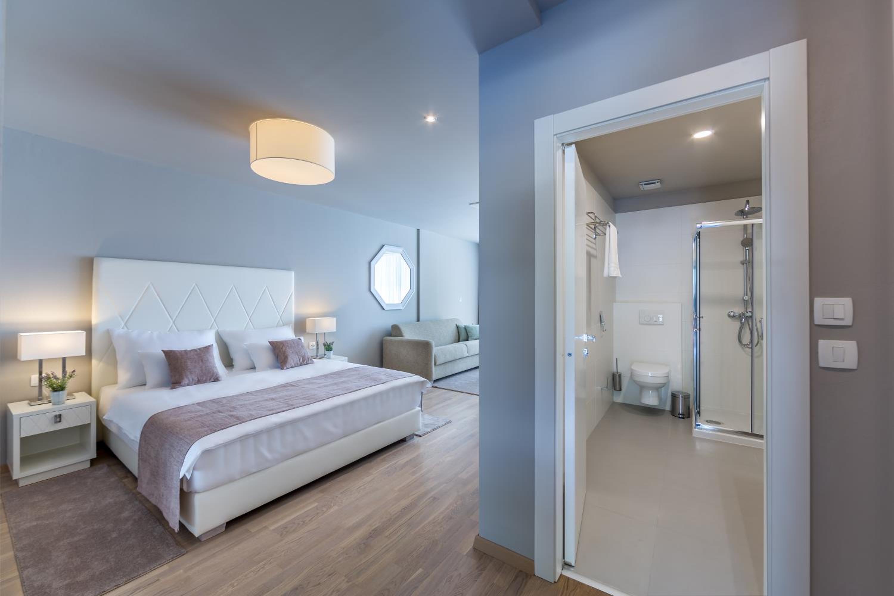 Apartments & Rooms Preelook