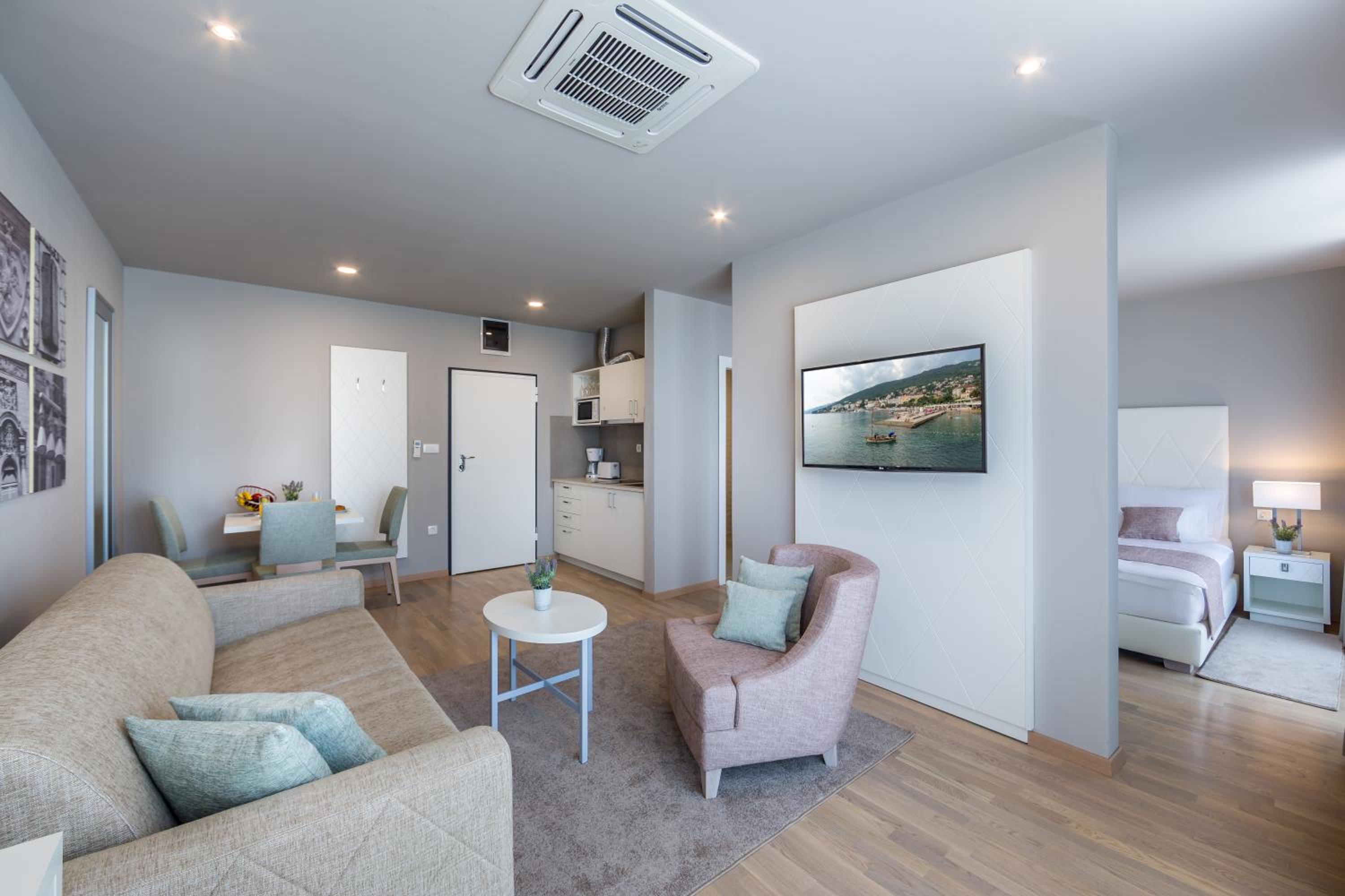 Apartments & Rooms Preelook