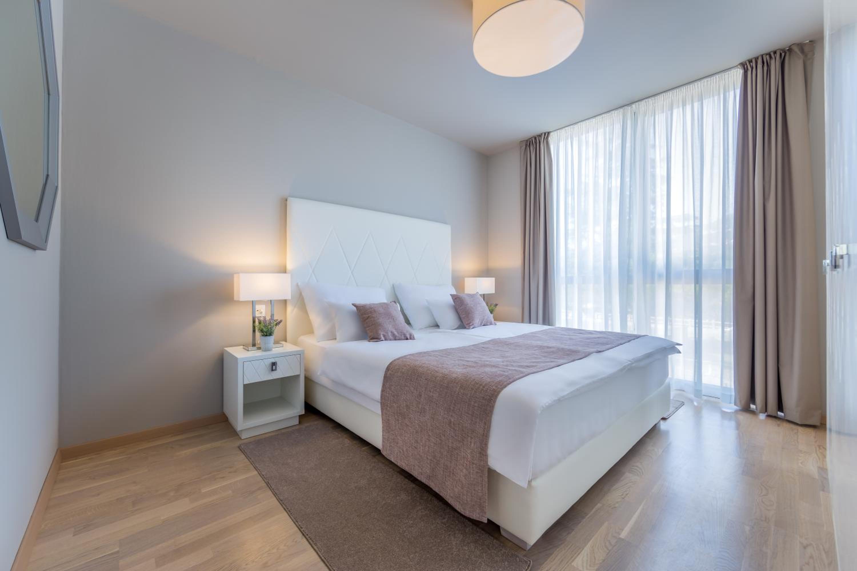 Apartments & Rooms Preelook