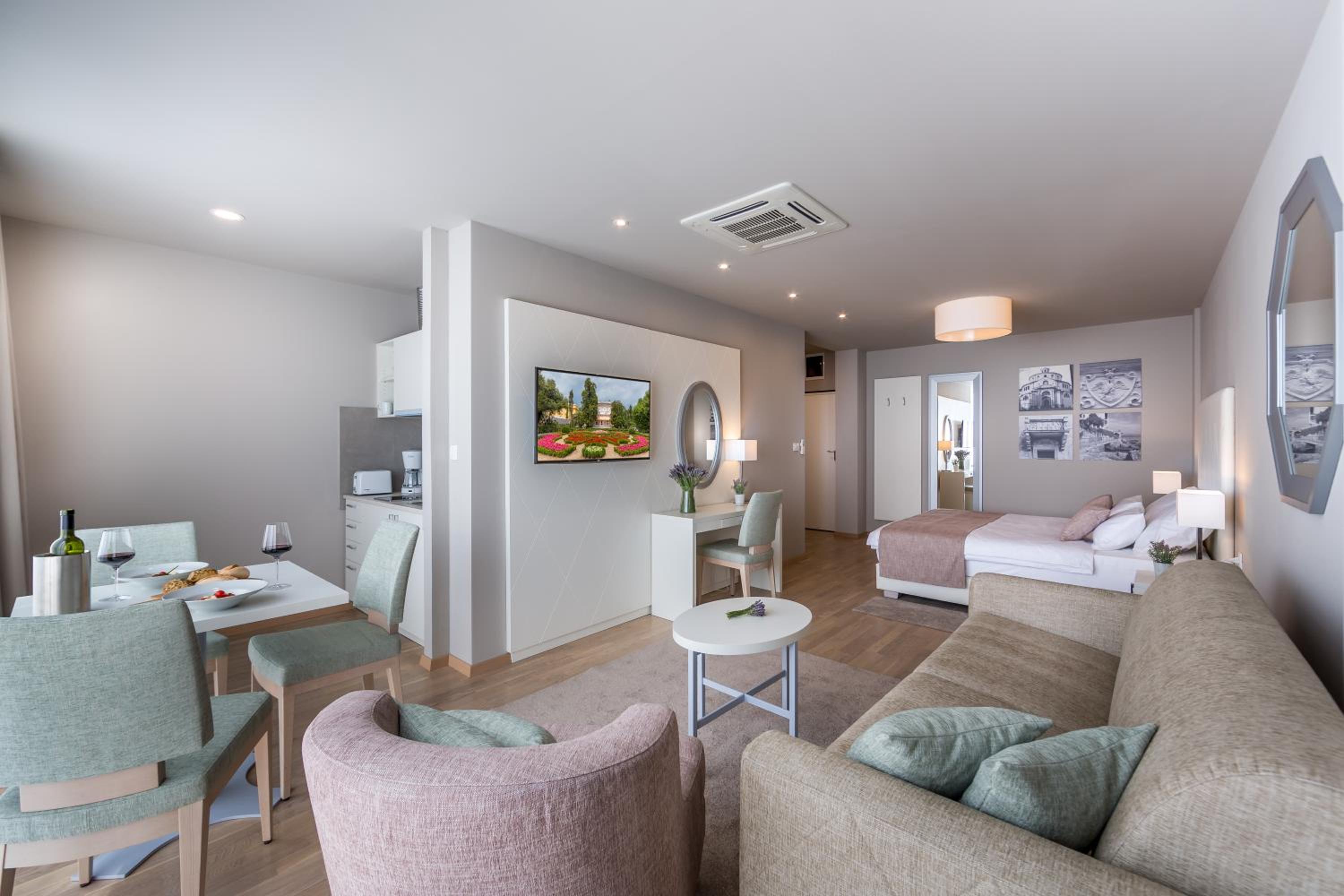 Apartments & Rooms Preelook