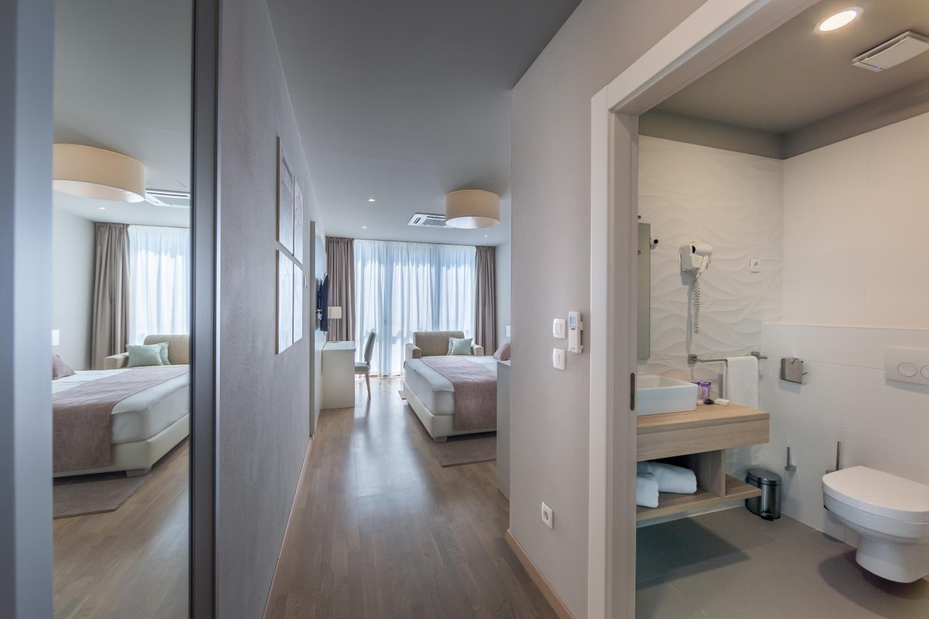Apartments & Rooms Preelook