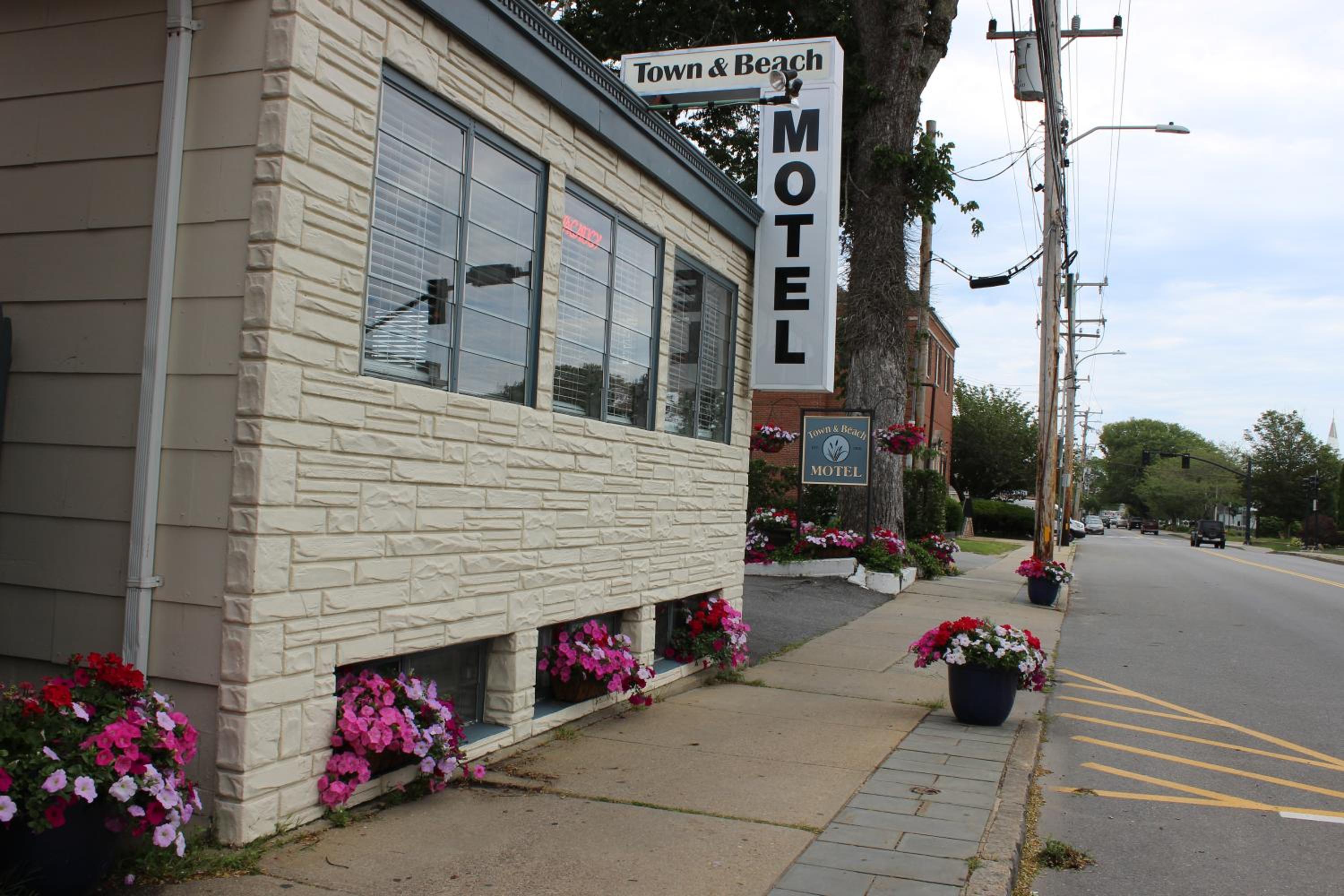 Town & Beach Motel