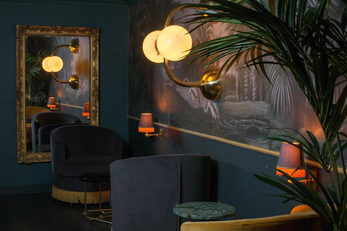 Snob Hotel 22