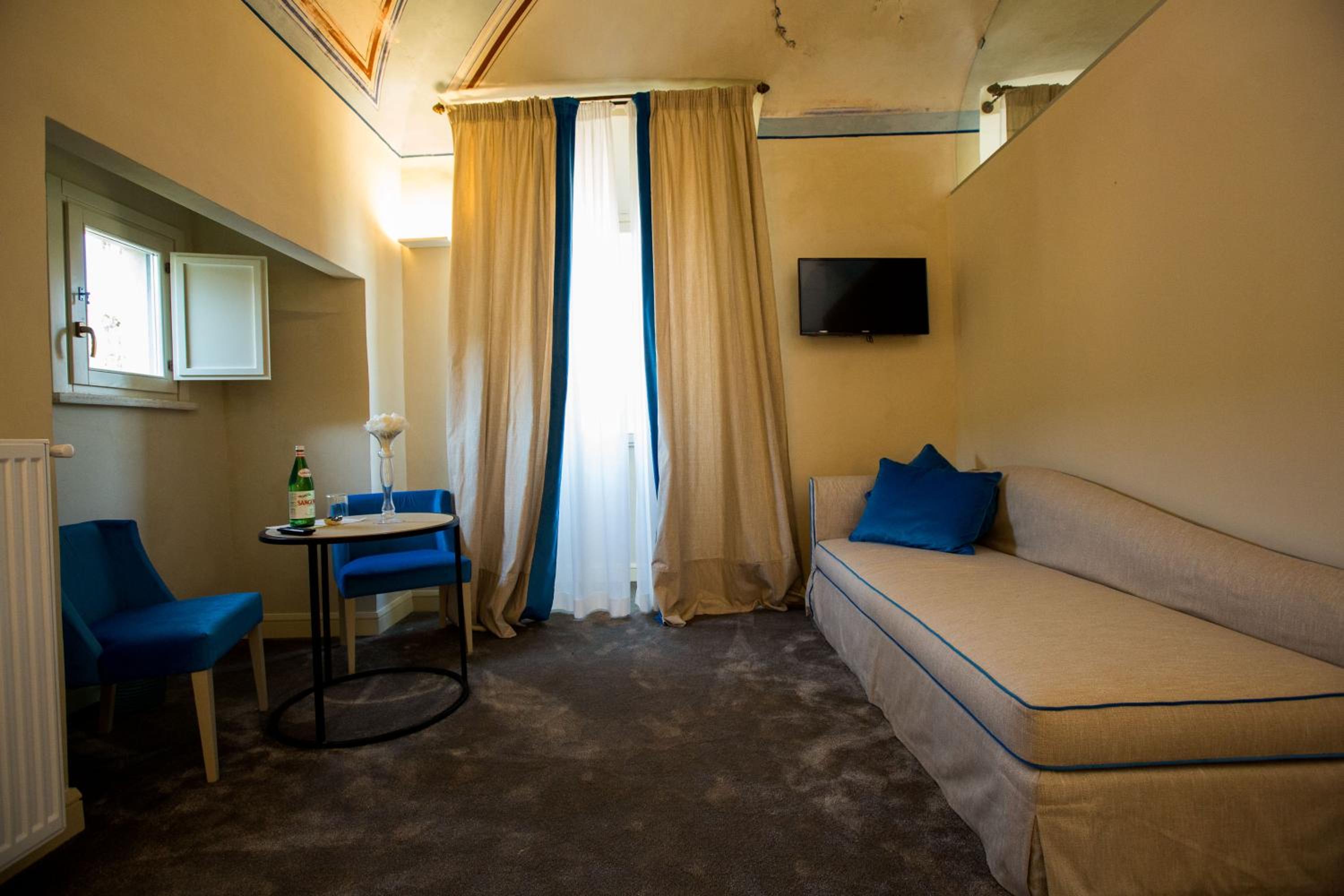 Palazzo Franceschini en Cascia — hotel room