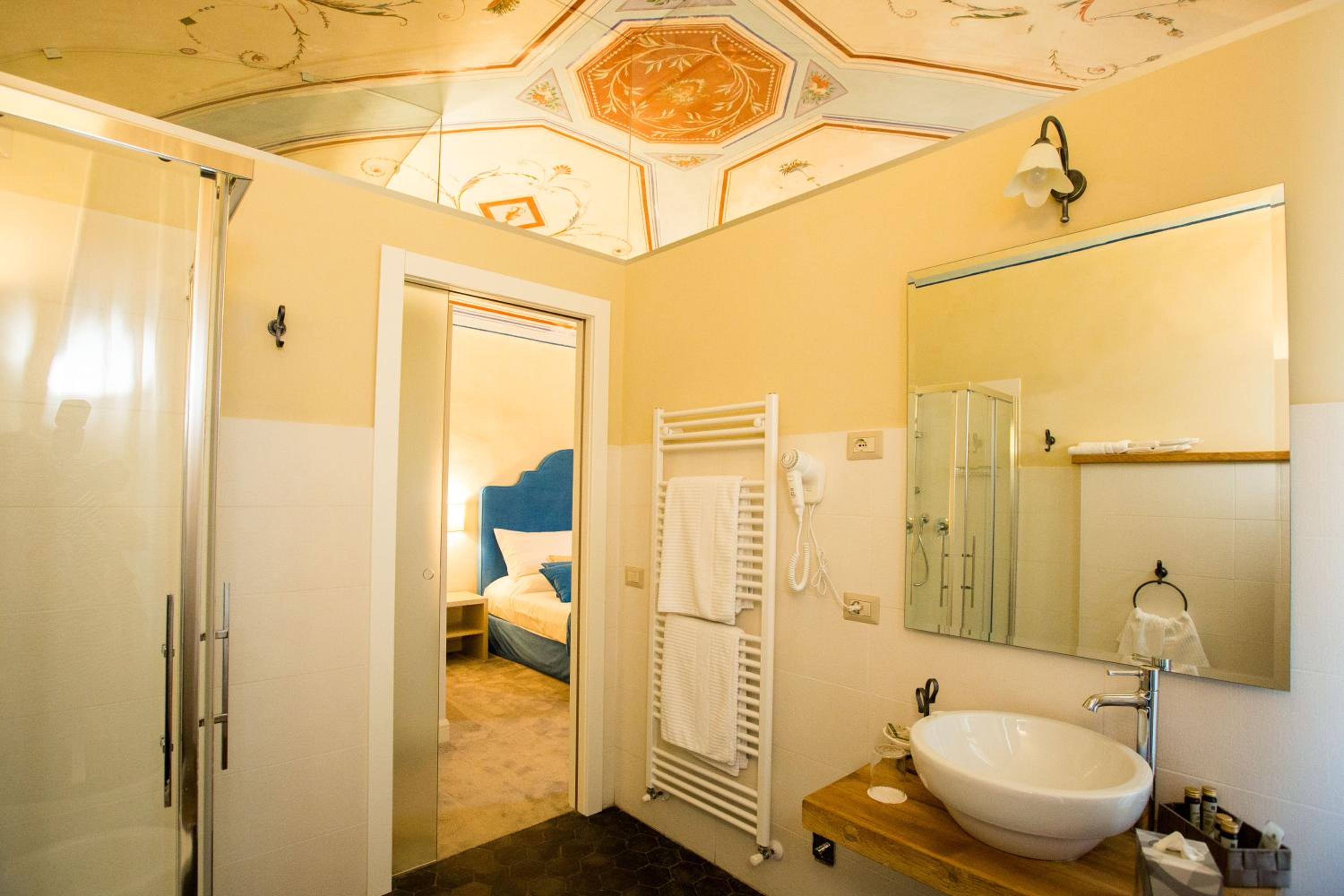 Palazzo Franceschini en Cascia — bathroom