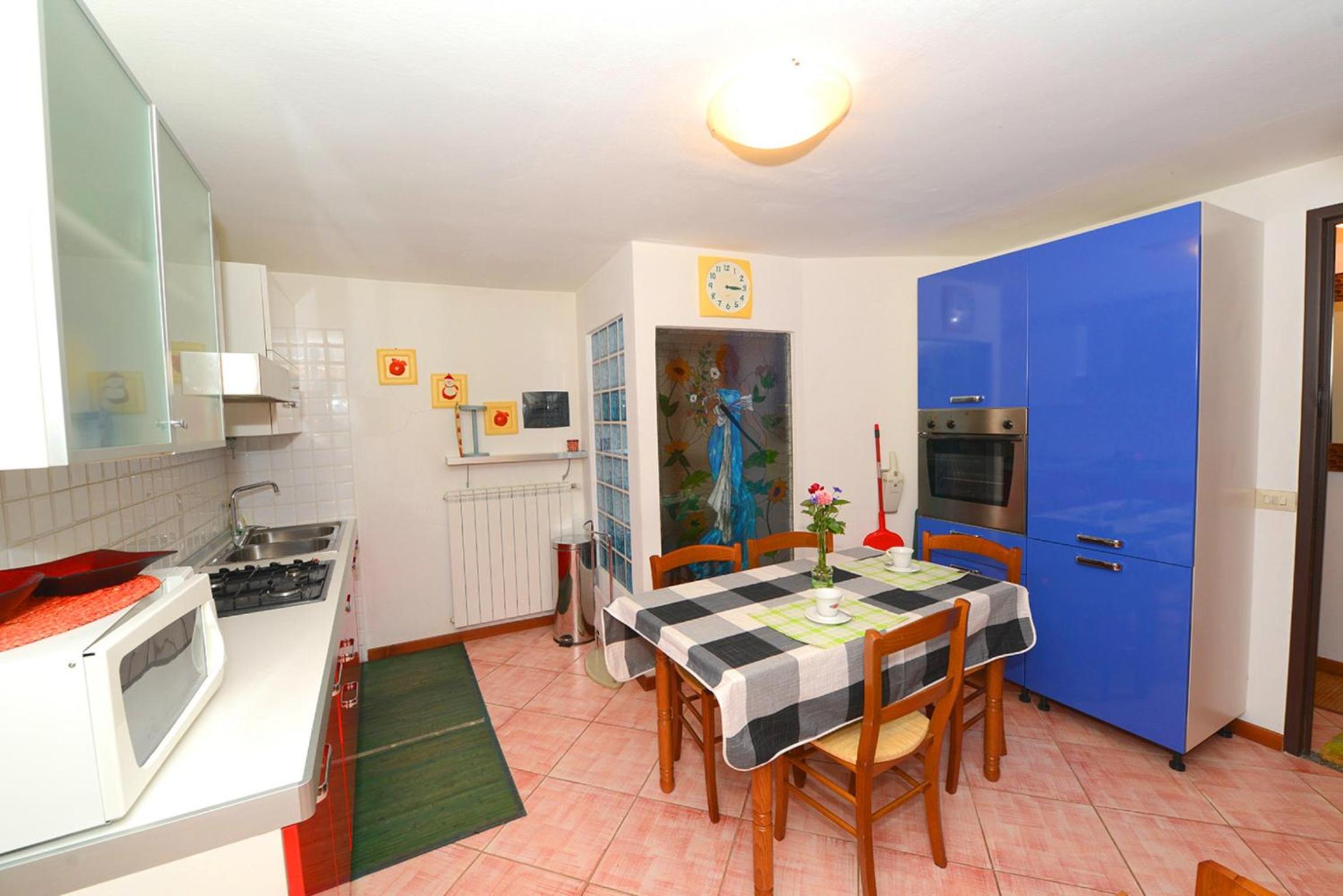 La casa del cuore en Temù — kitchen