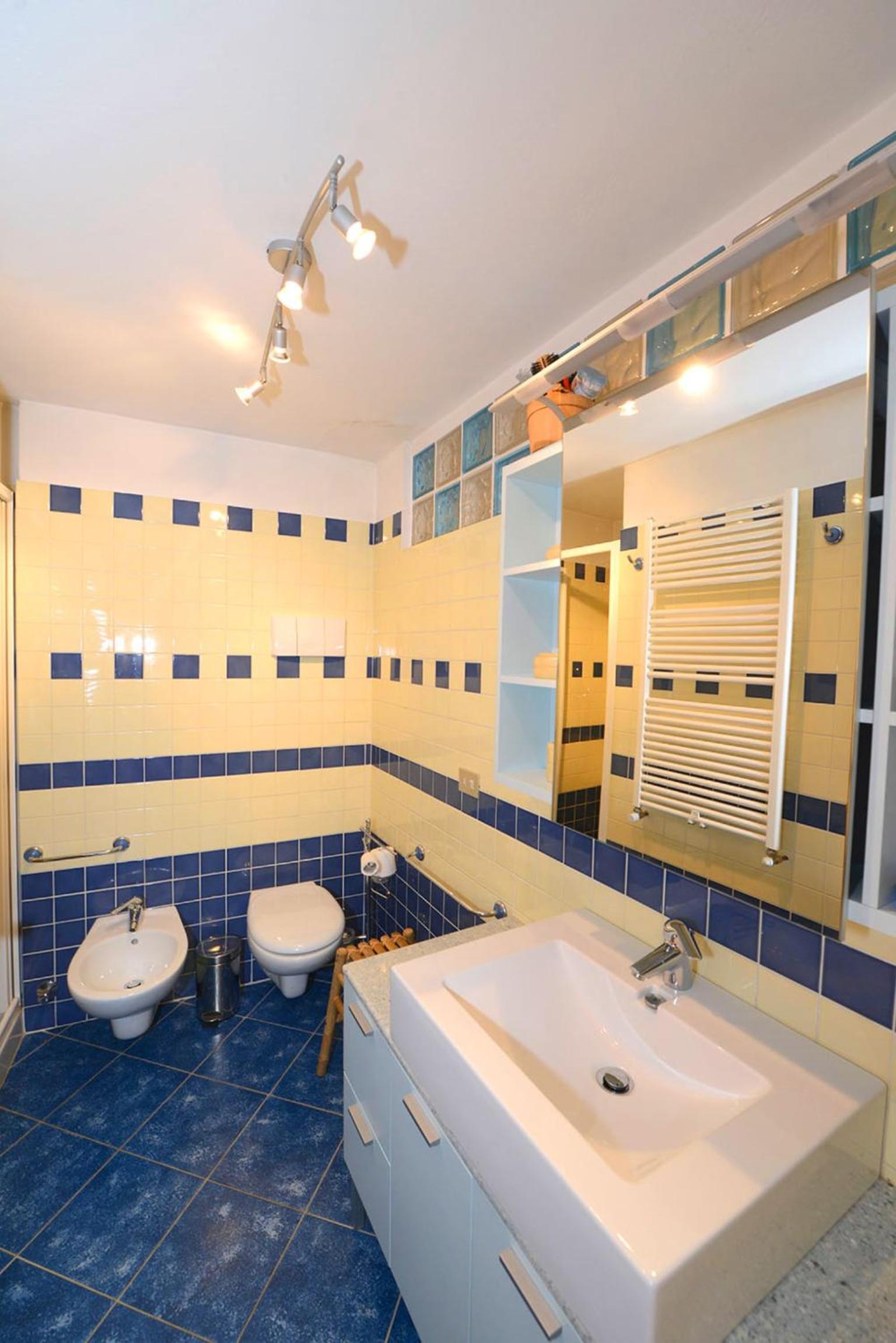 La casa del cuore en Temù — bathroom