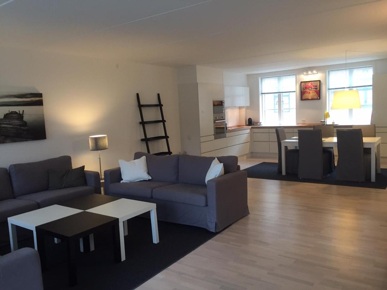 CITY, LUX APARTM - 2 FULL BATHROOMs, 3 tv view 2
