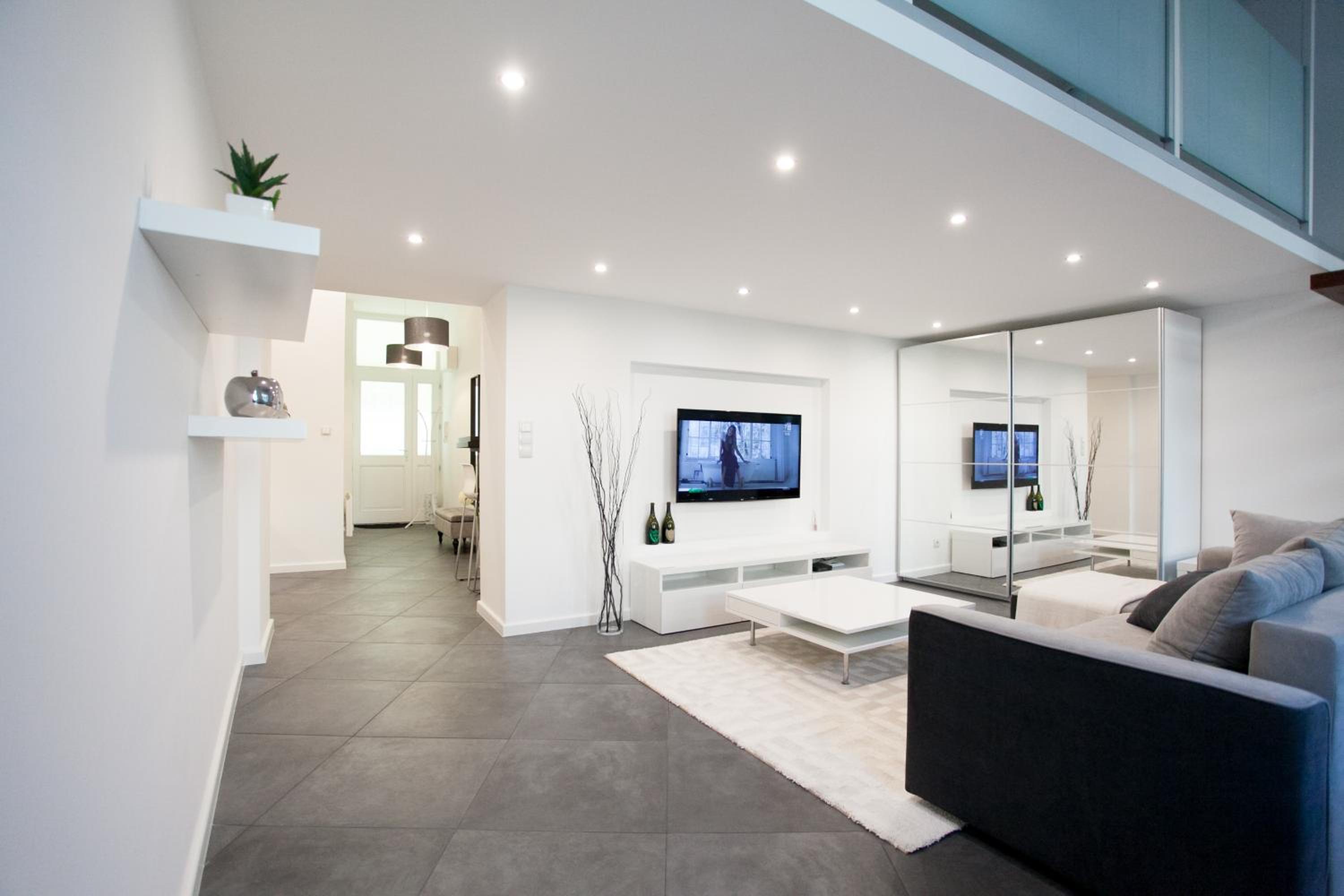 Stylish Loft with BALCONY view 2