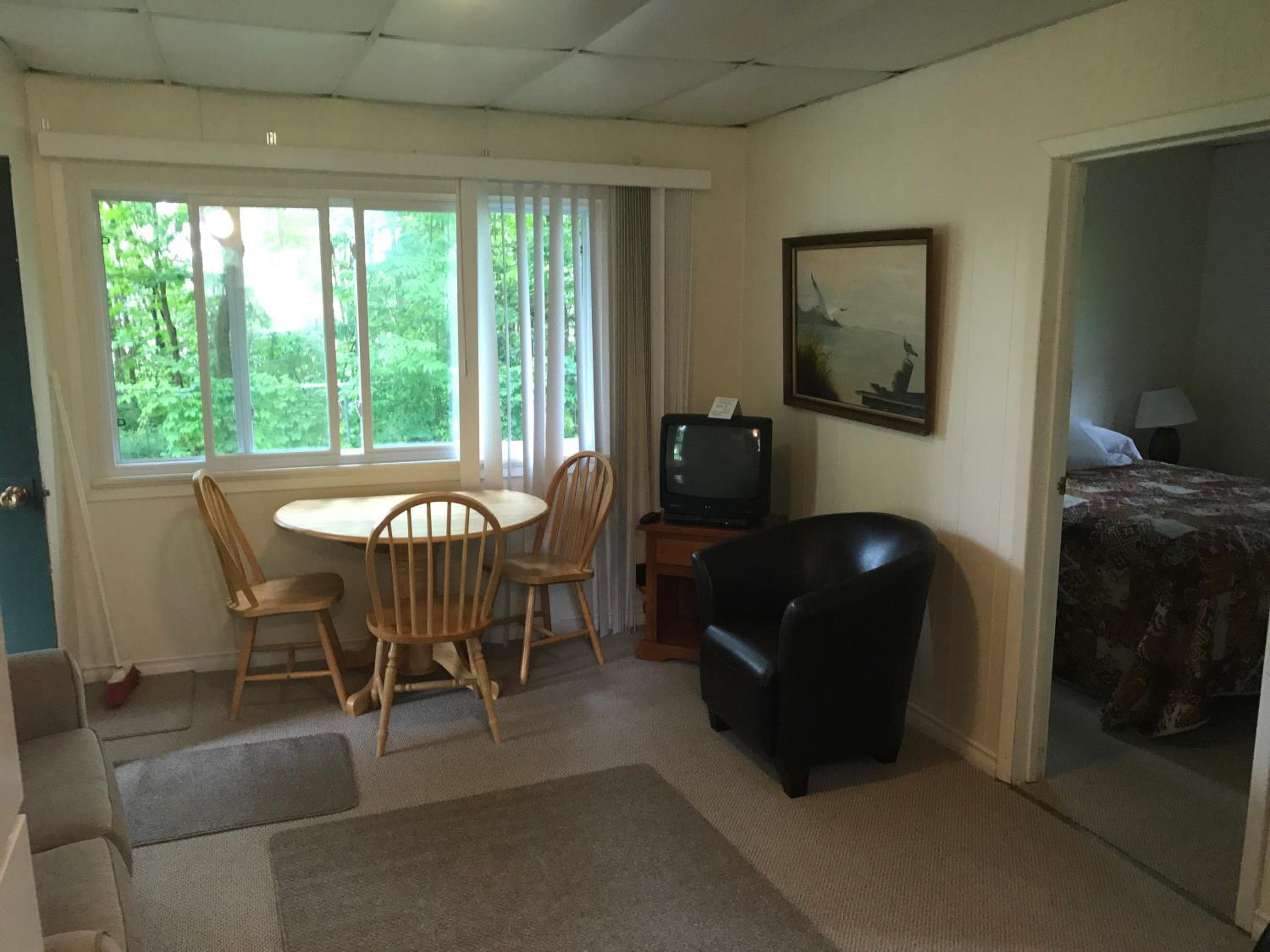 Colonial Bay Motel and Cottages
