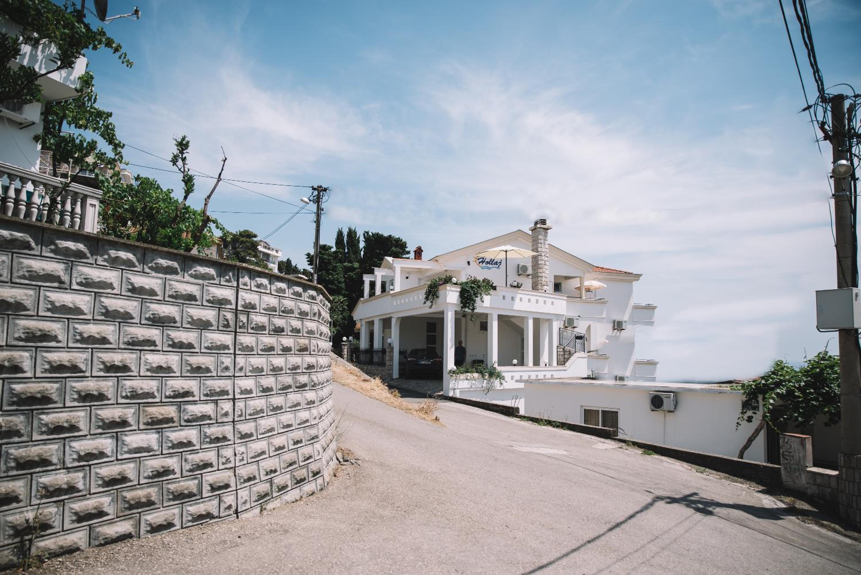 Apartments Hollaj