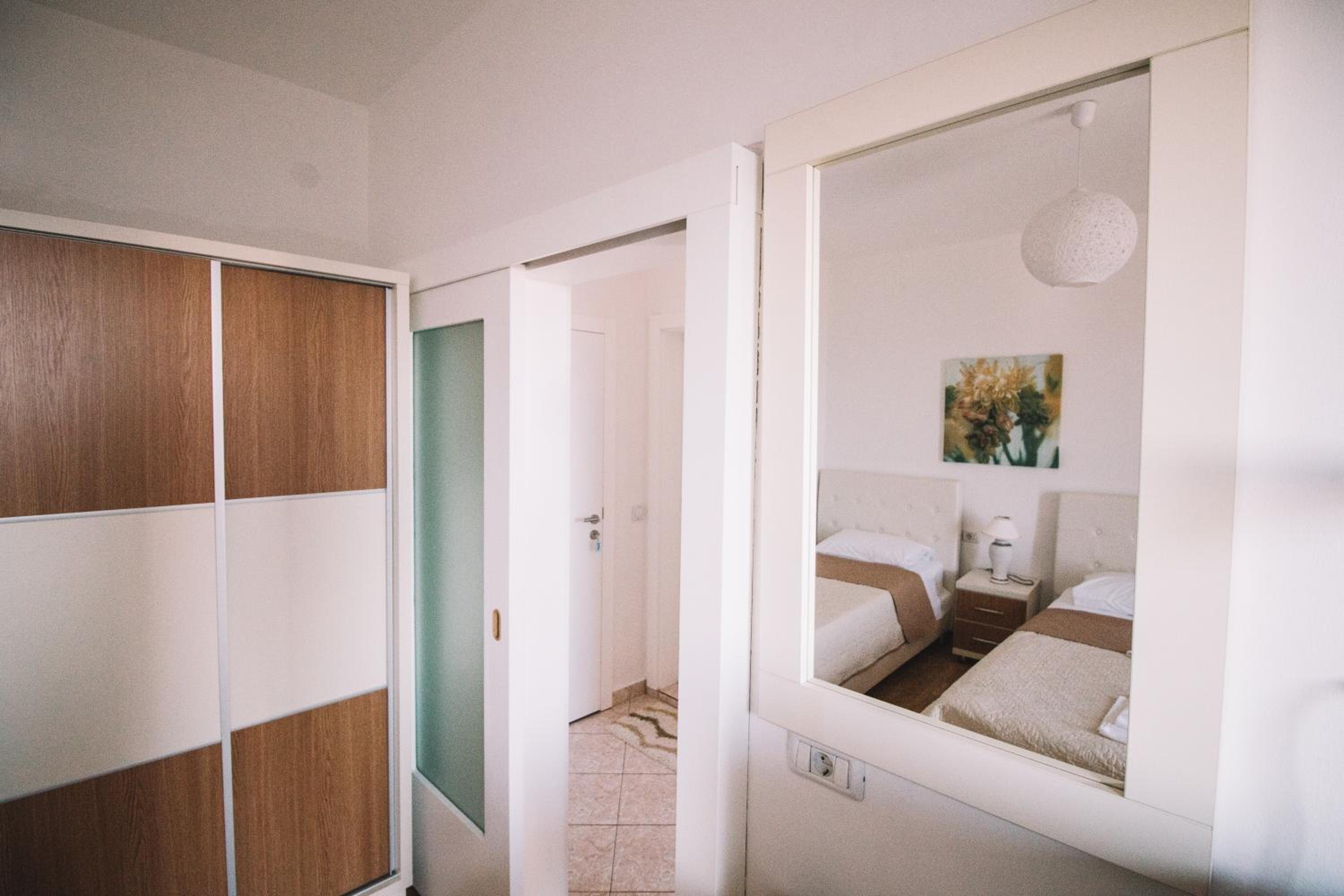 Apartments Hollaj