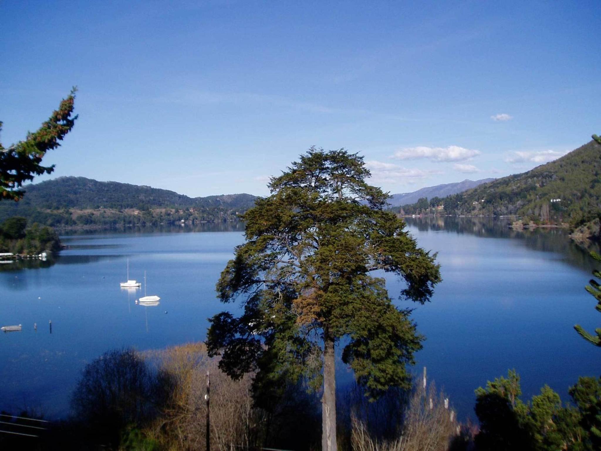 Los Juncos Patagonian Lake House