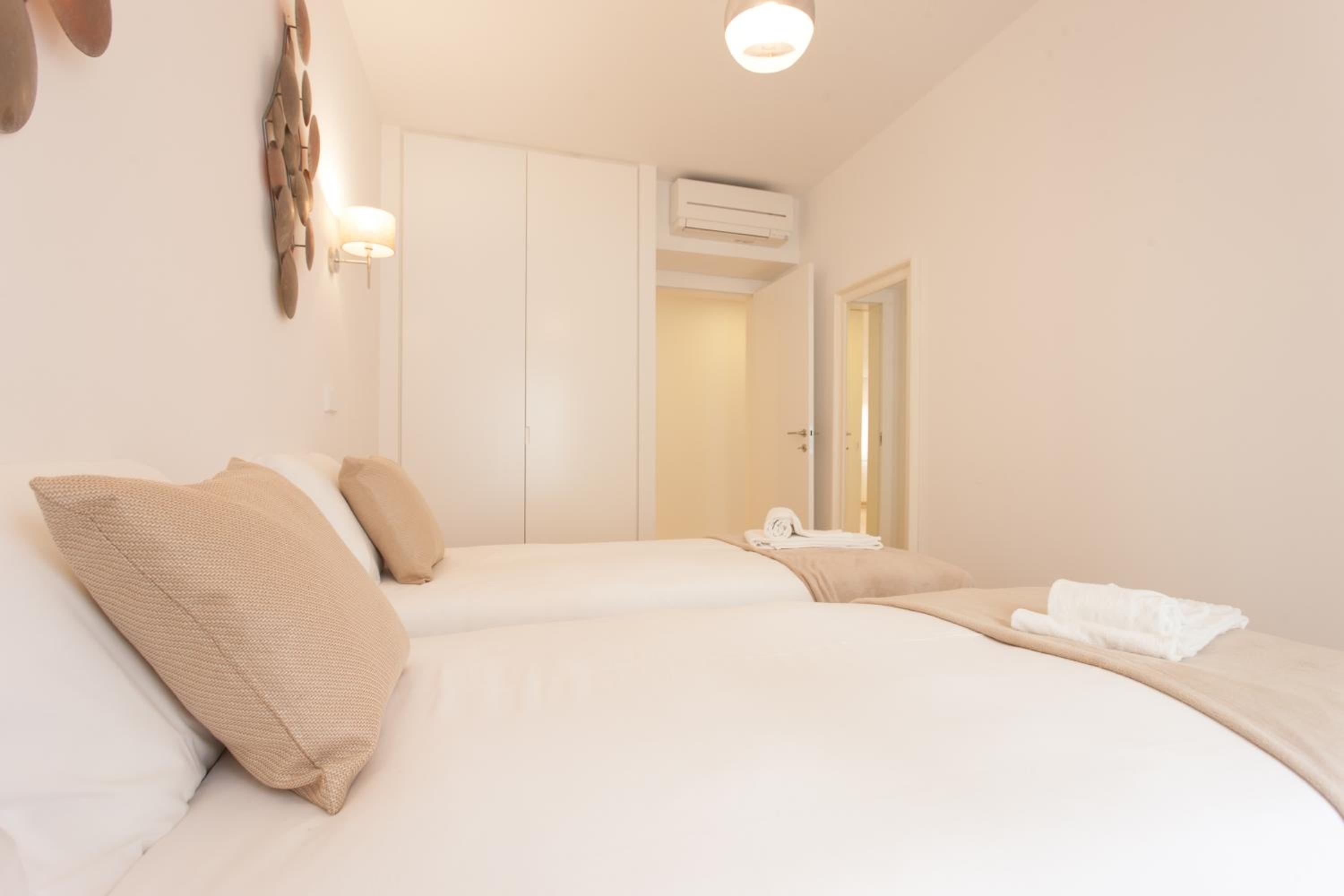 Mouraria Blue Three-Bedroom Apartment w/ Parking - by LU Holidays
