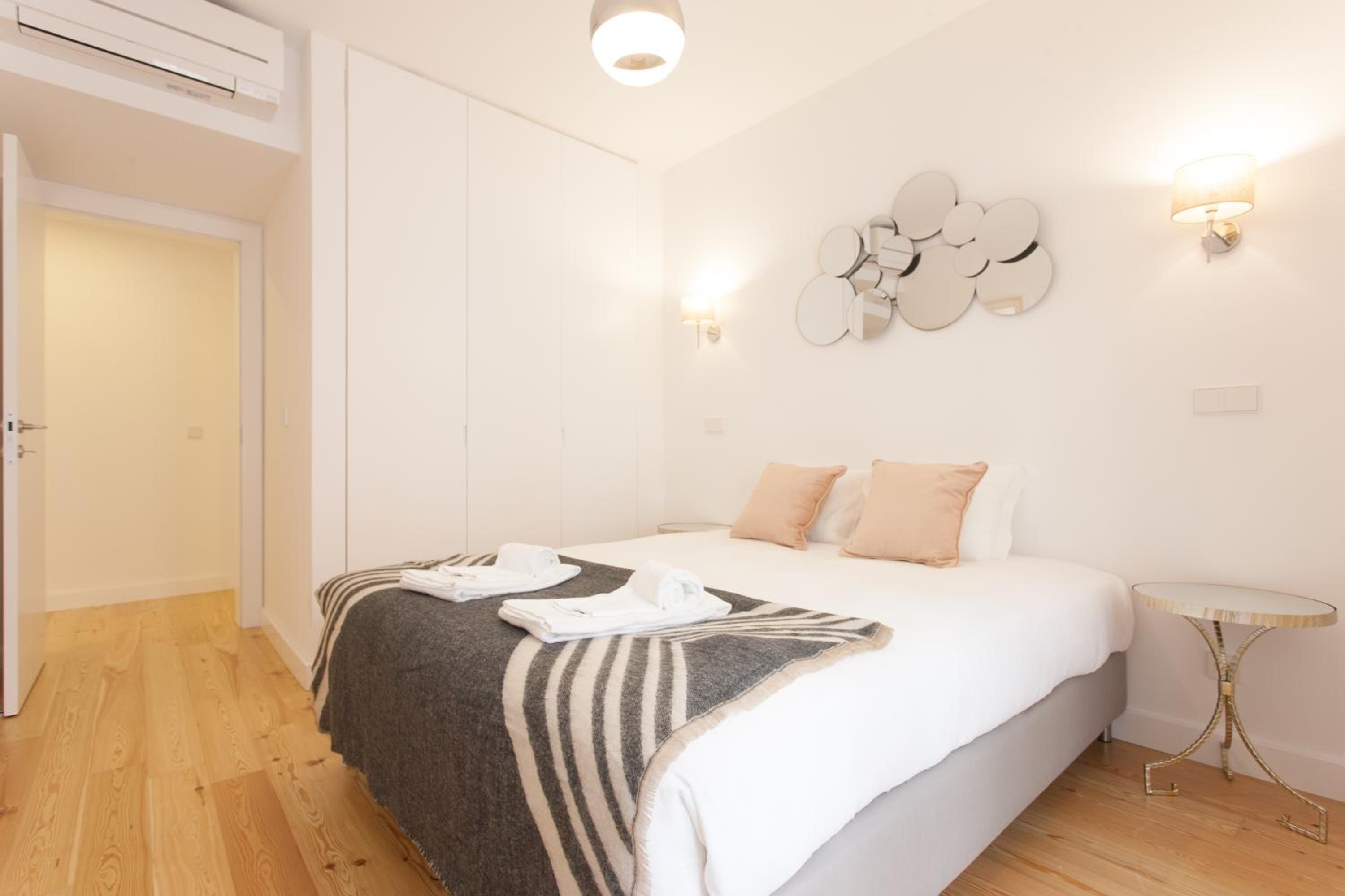 Mouraria Blue Three-Bedroom Apartment w/ Parking - by LU Holidays