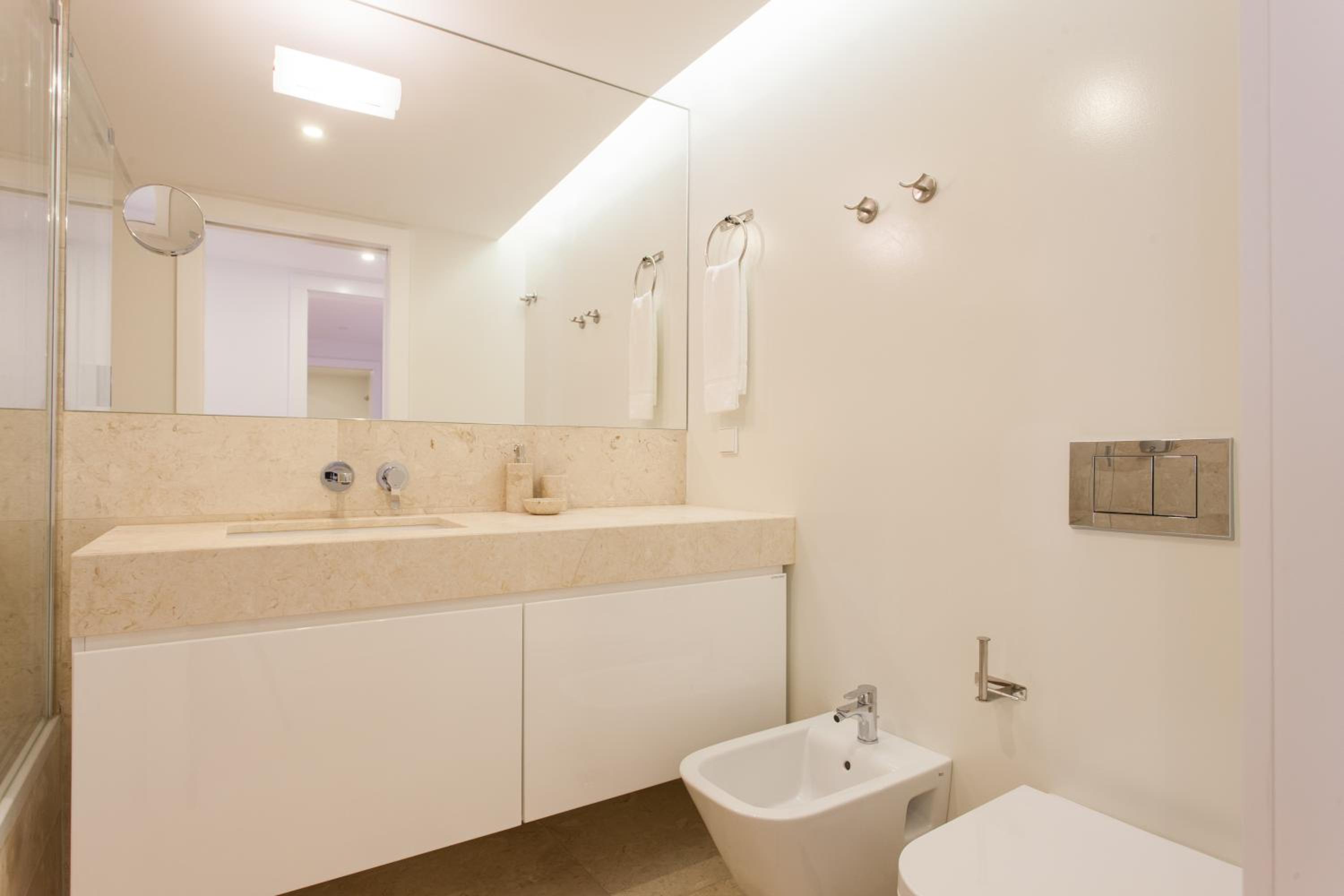 Mouraria Blue Three-Bedroom Apartment w/ Parking - by LU Holidays