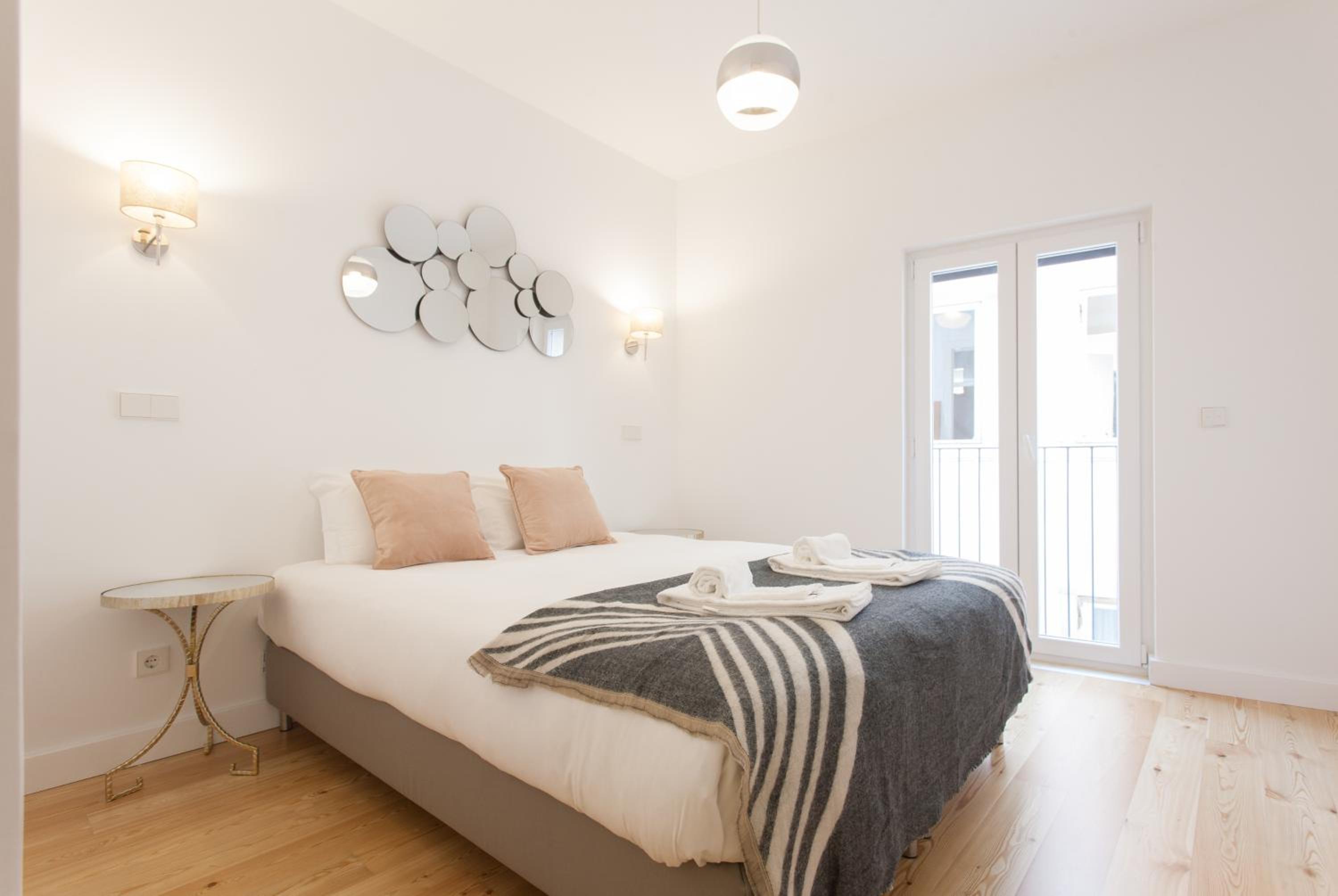 Mouraria Blue Three-Bedroom Apartment w/ Parking - by LU Holidays