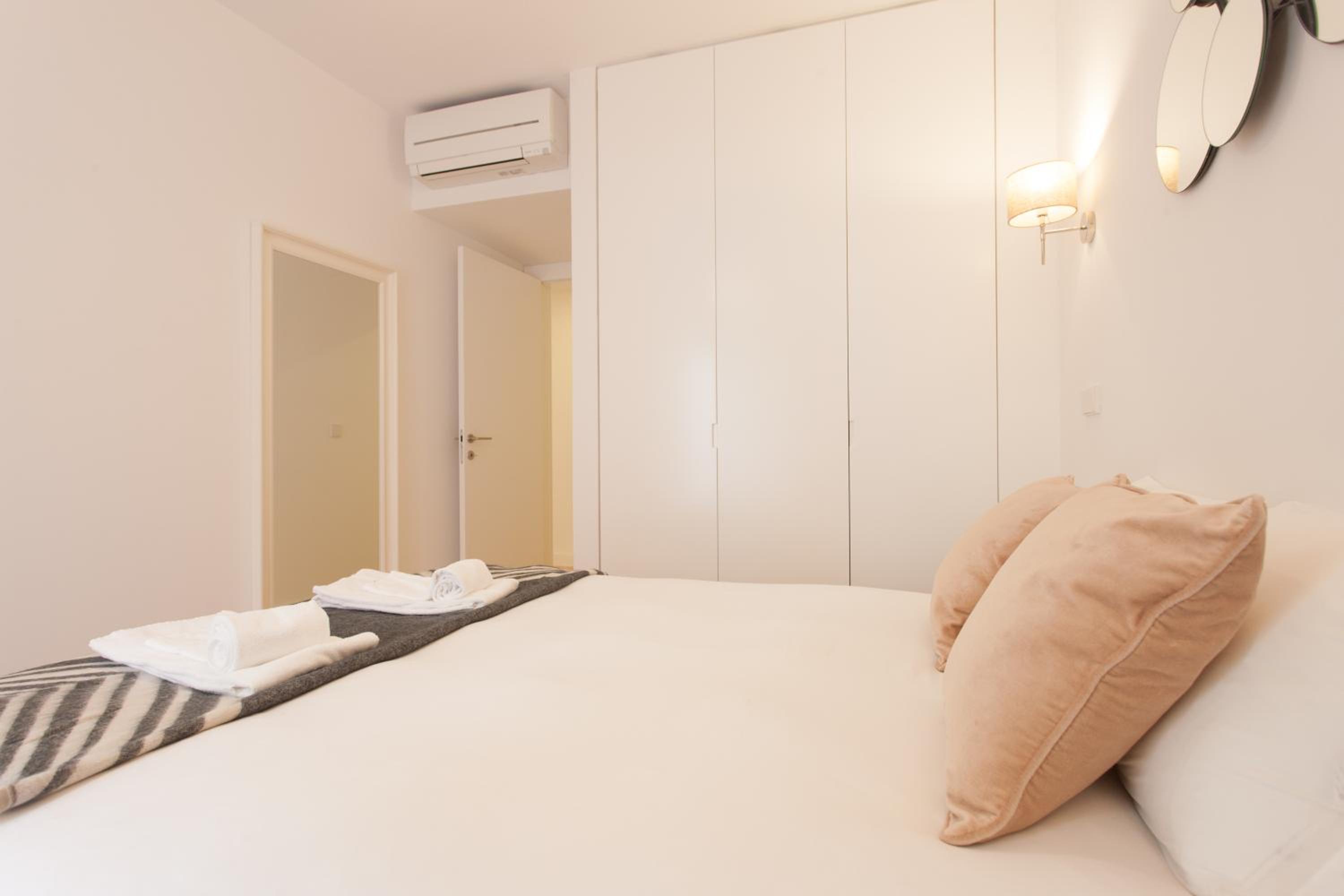 Mouraria Blue Three-Bedroom Apartment w/ Parking - by LU Holidays