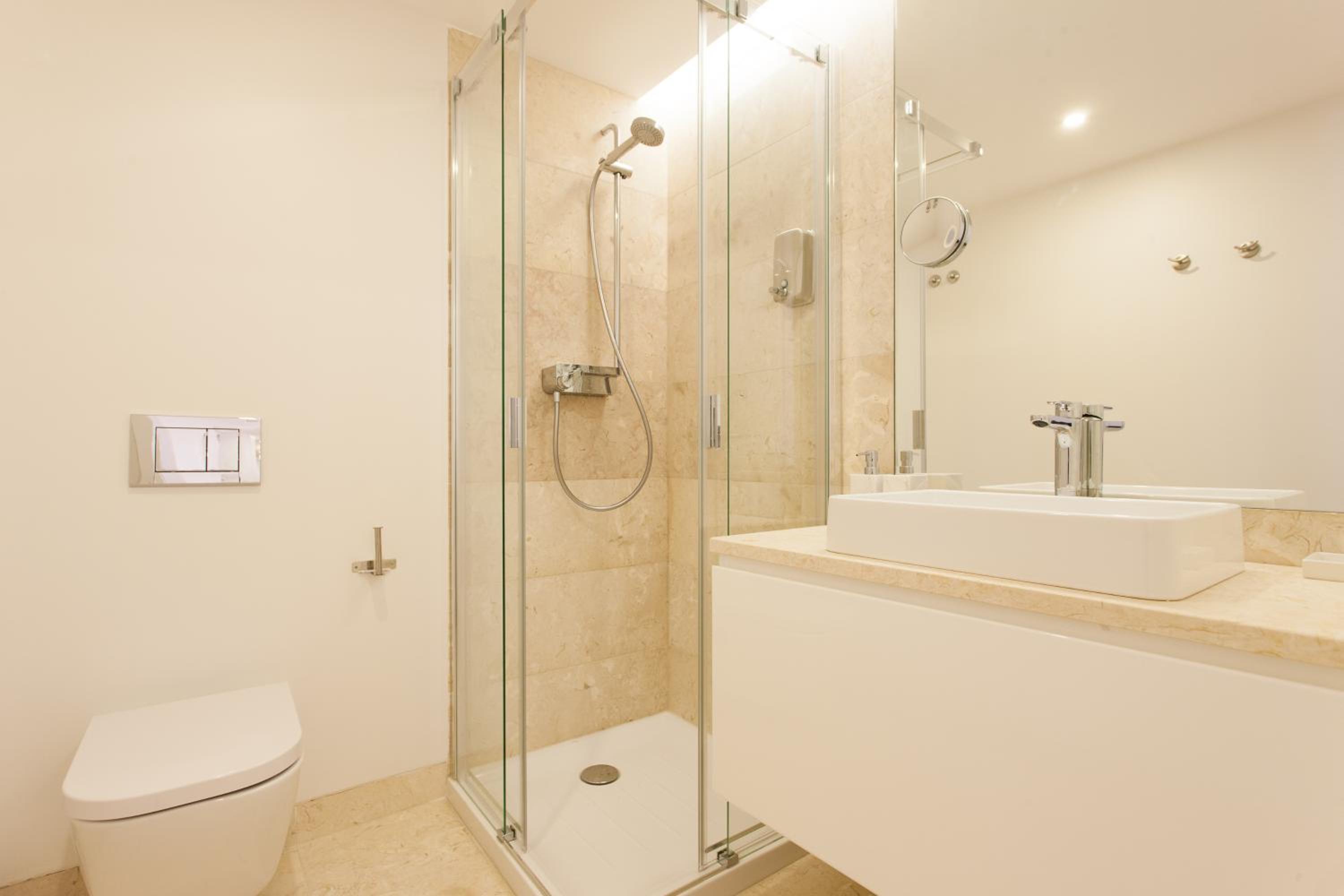 Mouraria Blue Three-Bedroom Apartment w/ Parking - by LU Holidays