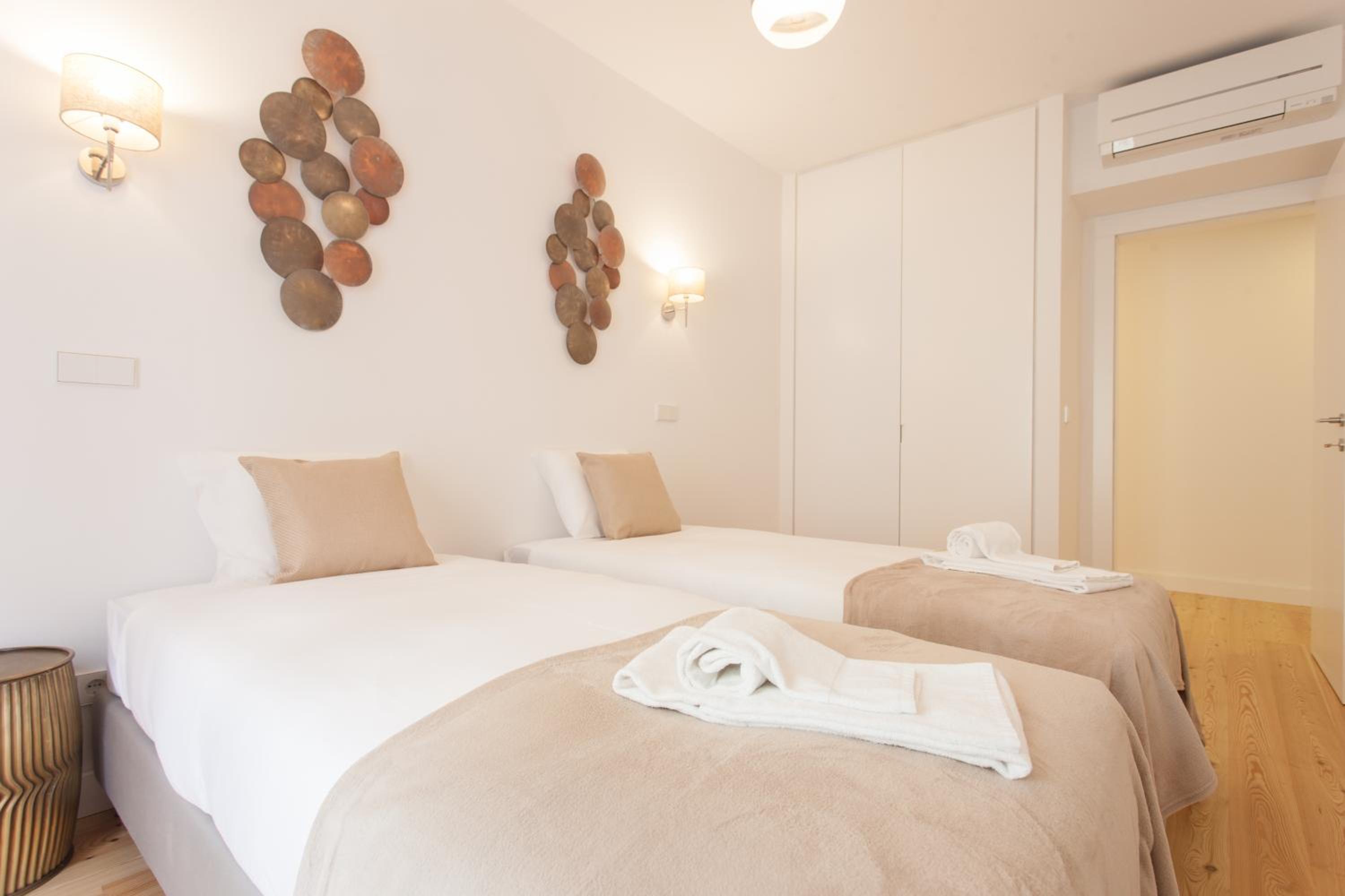Mouraria Blue Three-Bedroom Apartment w/ Parking - by LU Holidays