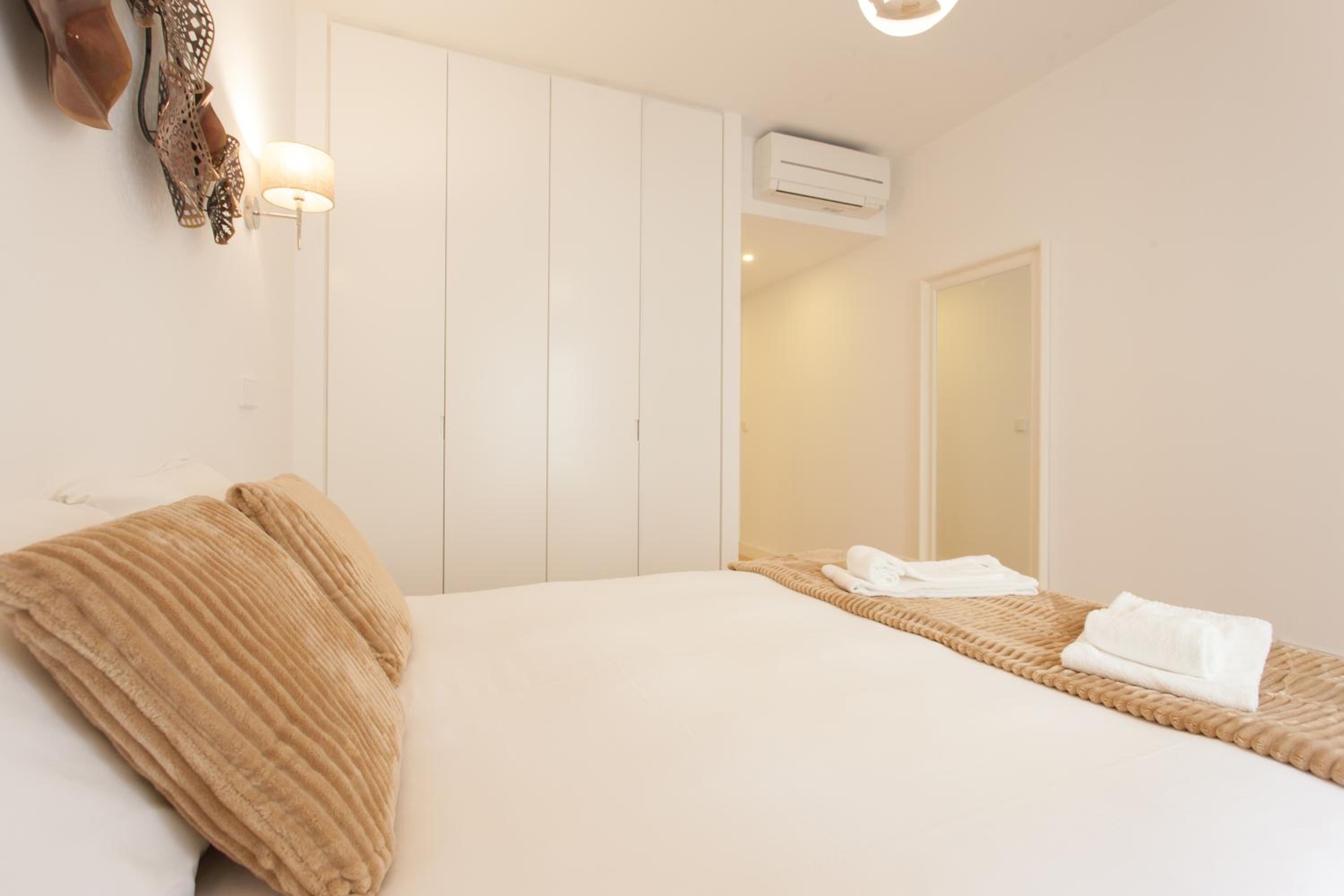 Mouraria Blue Three-Bedroom Apartment w/ Parking - by LU Holidays