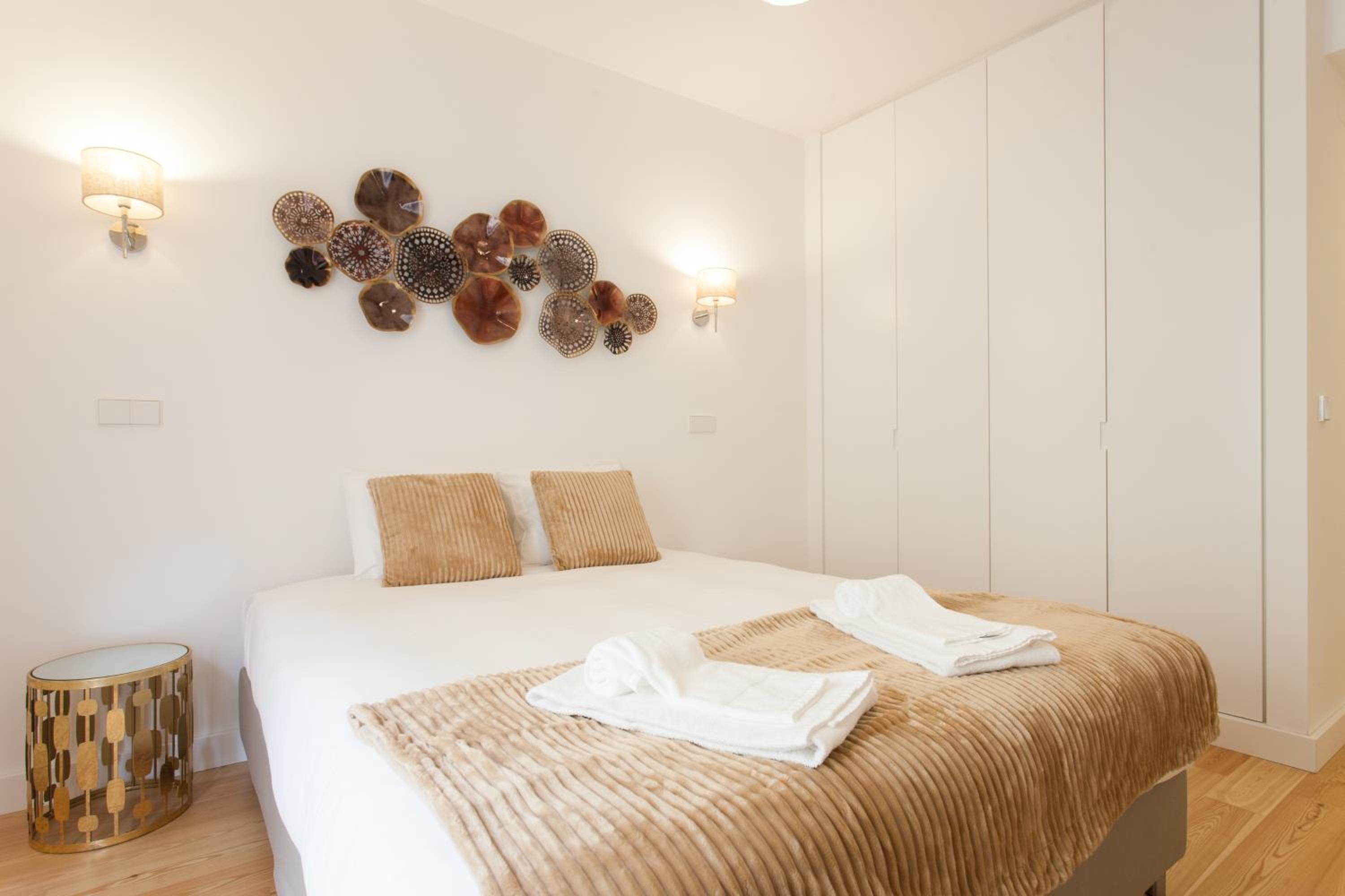 Mouraria Blue Three-Bedroom Apartment w/ Parking - by LU Holidays
