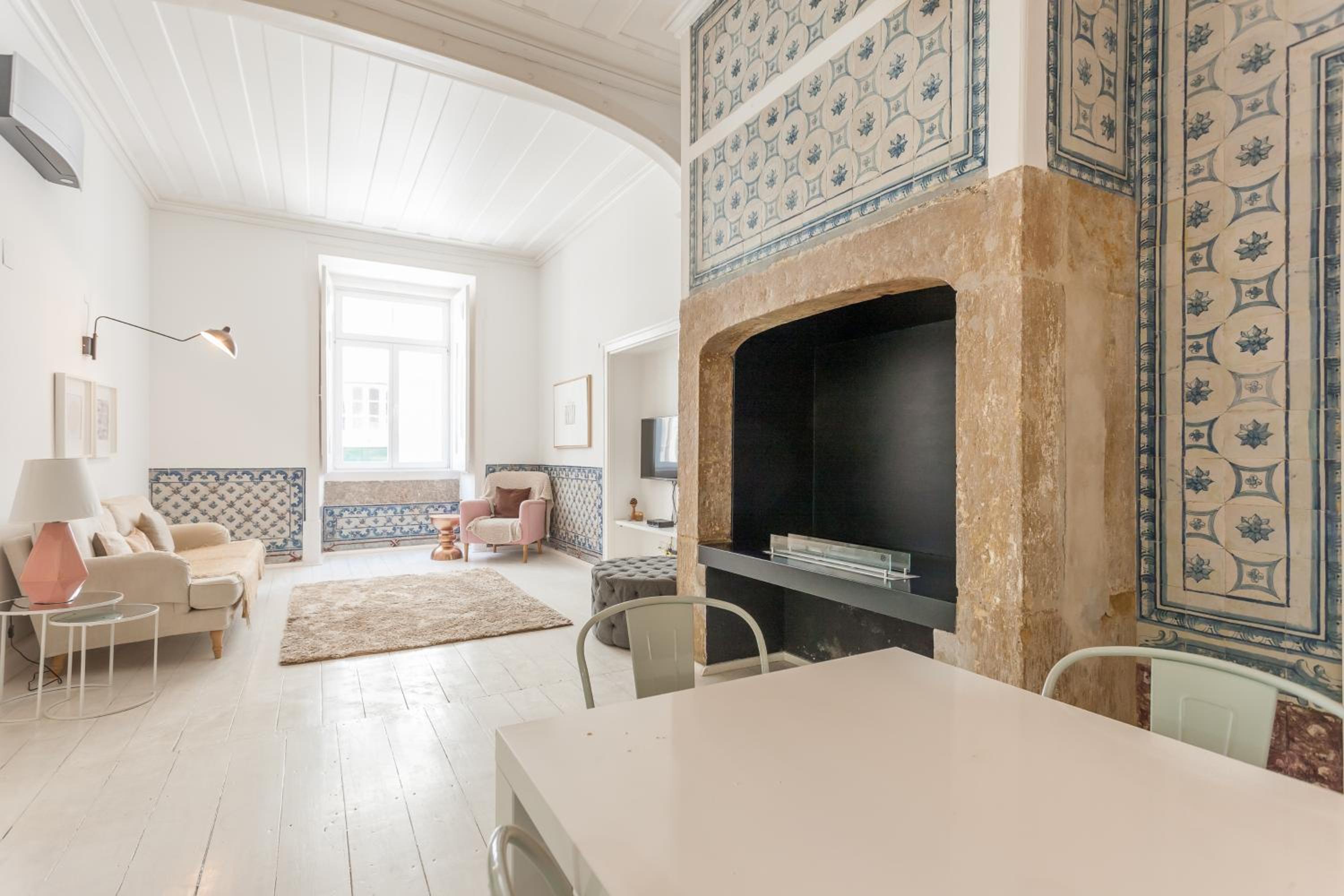 Baixa Tile Blue Two-Bedroom Apartment - by LU Holidays