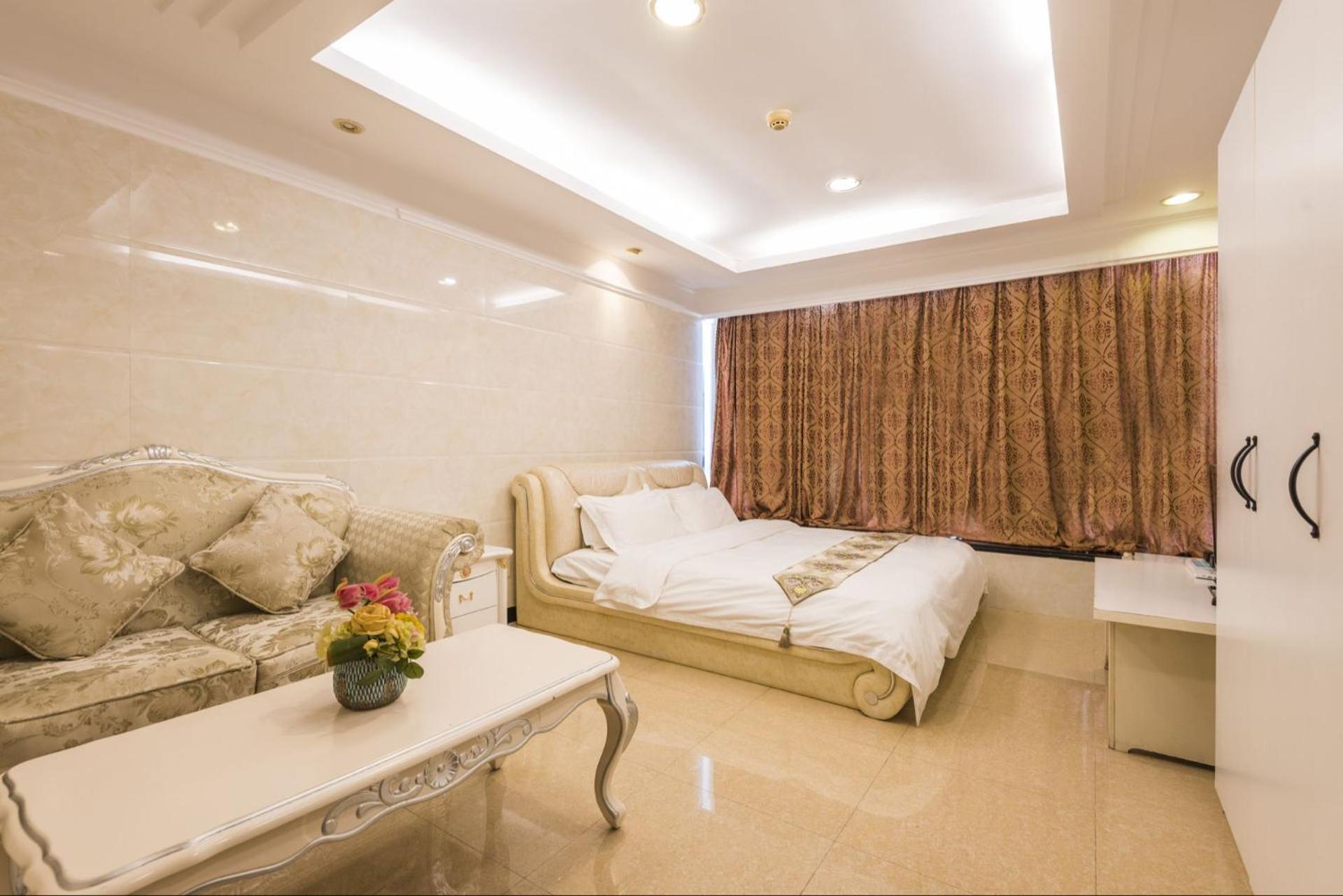 Grand Continental Apartment