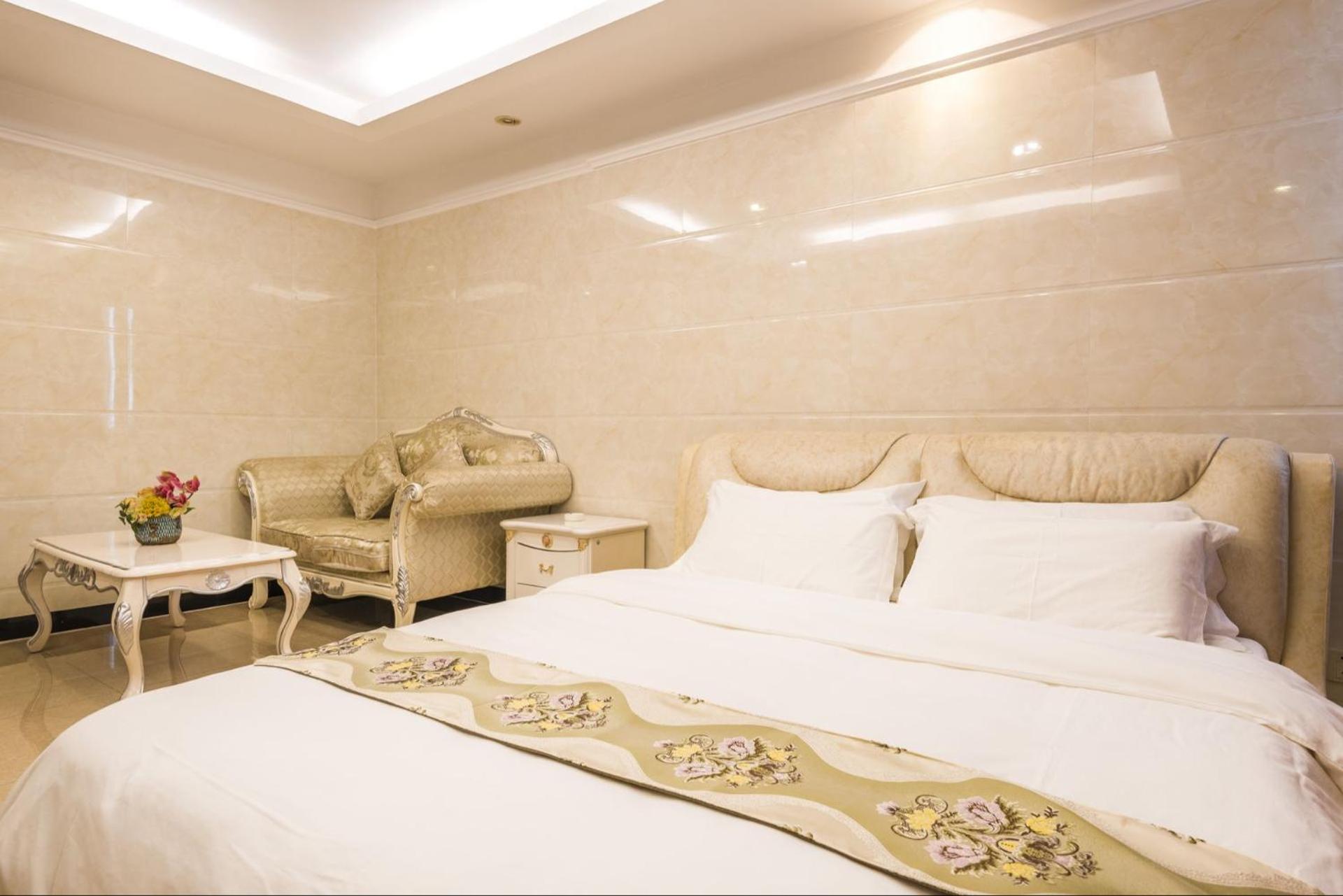 Grand Continental Apartment