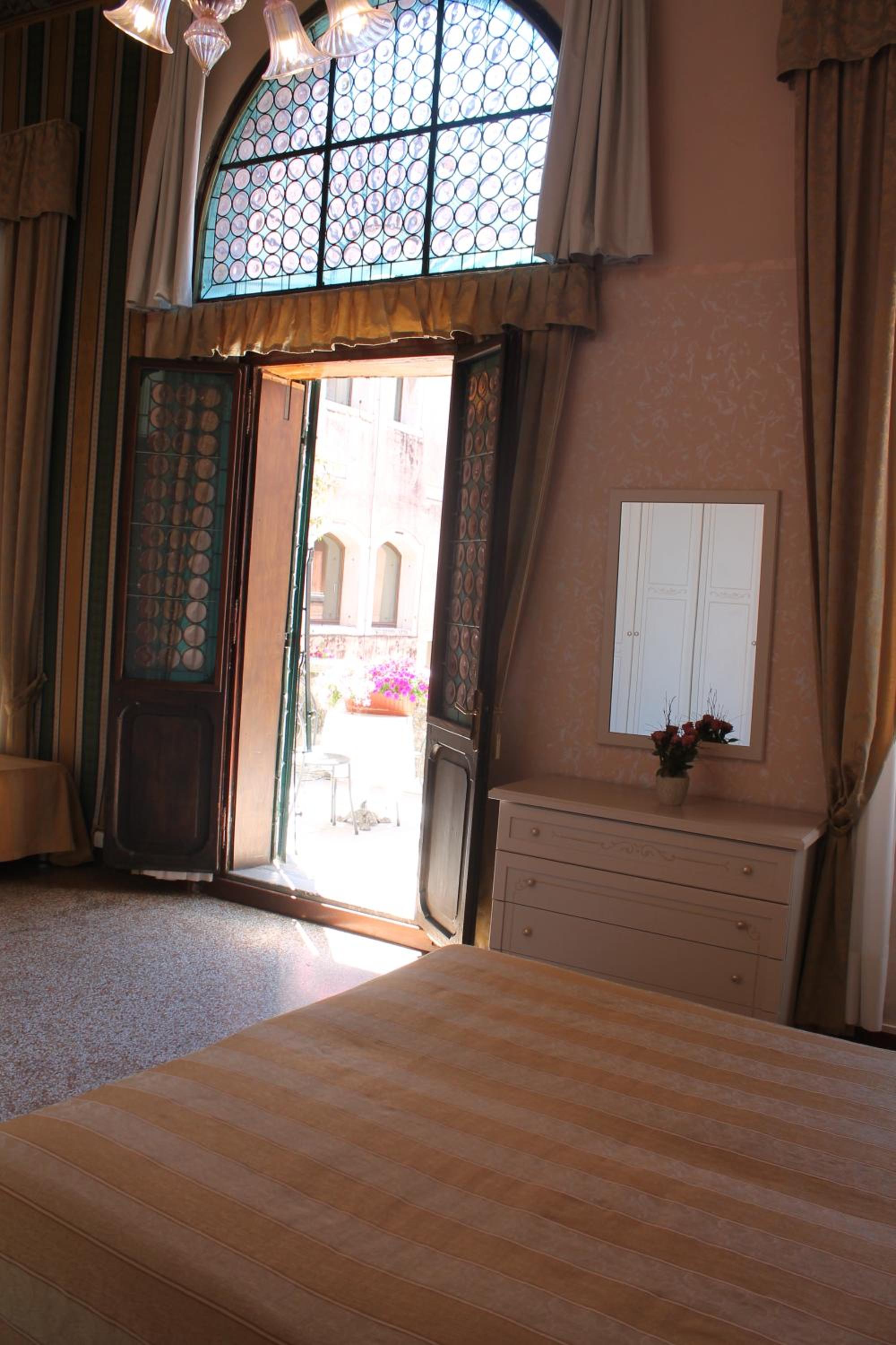 Palazzo Lion Morosini - Check in presso Locanda Ai Santi Apostoli