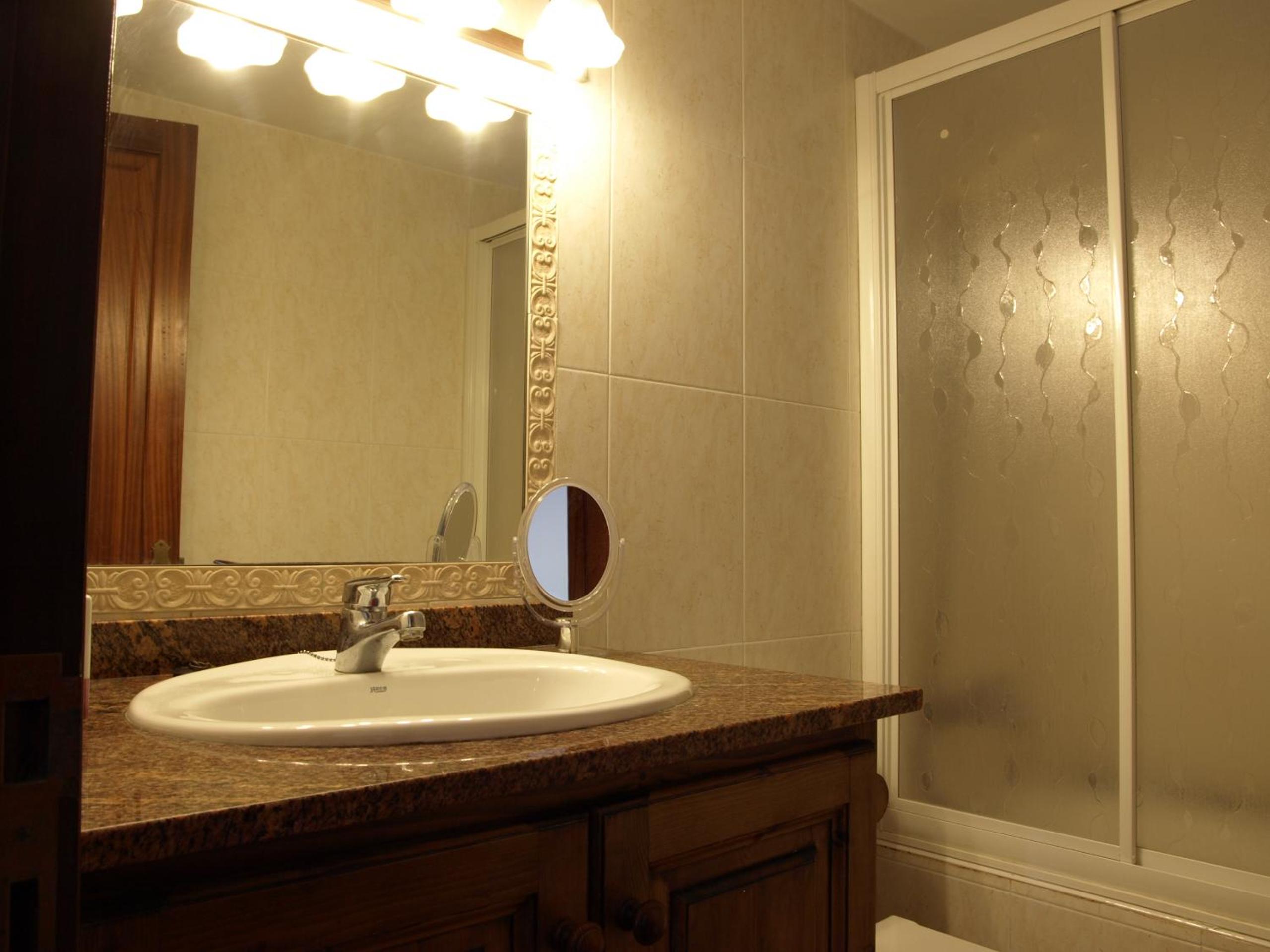 Can La Villa en Pollença — bathroom