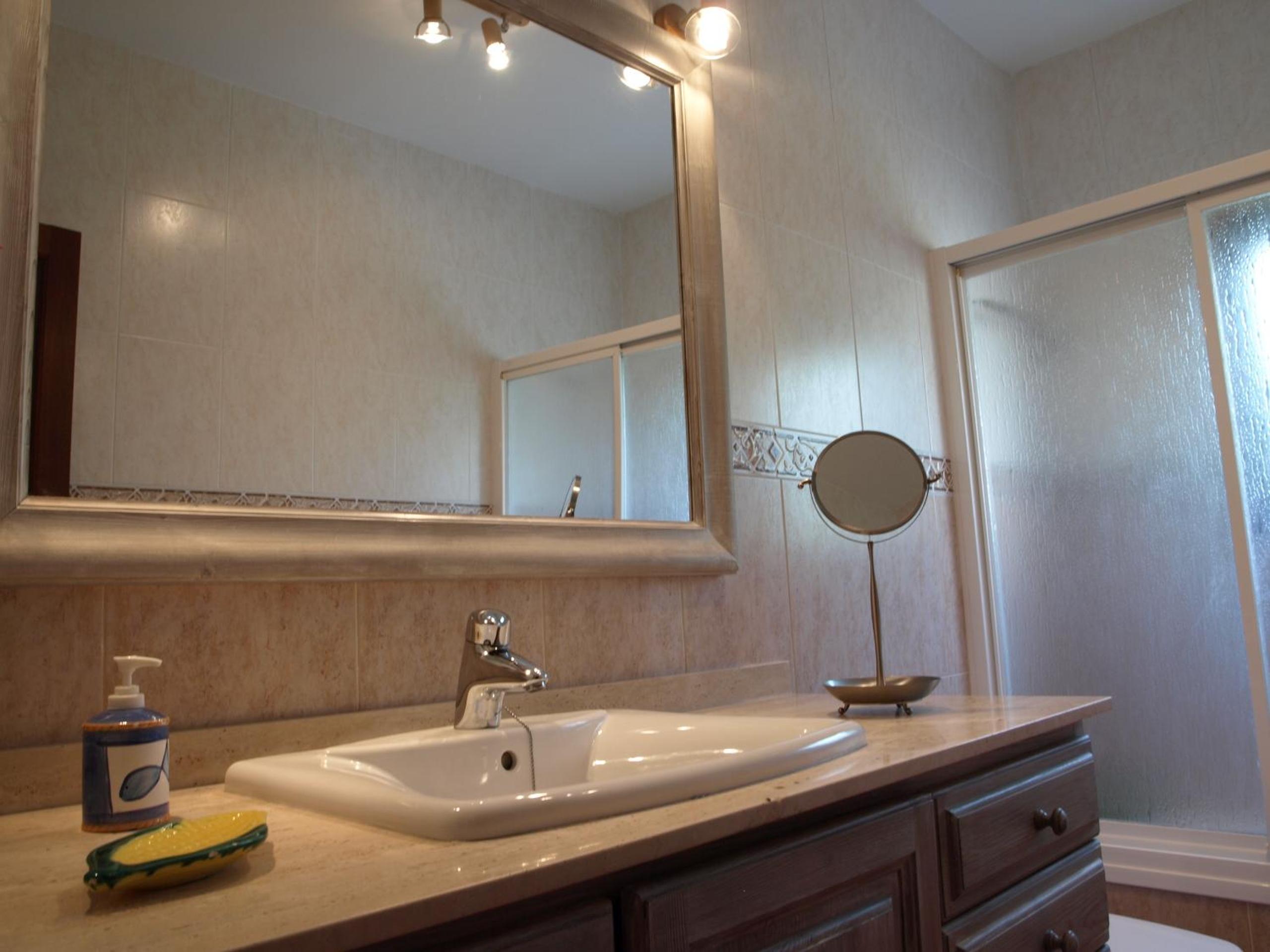 Can La Villa en Pollença — bathroom