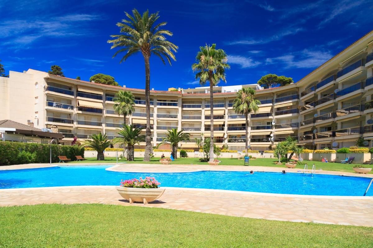 UHC Los Flamencos Family Apartments view 2