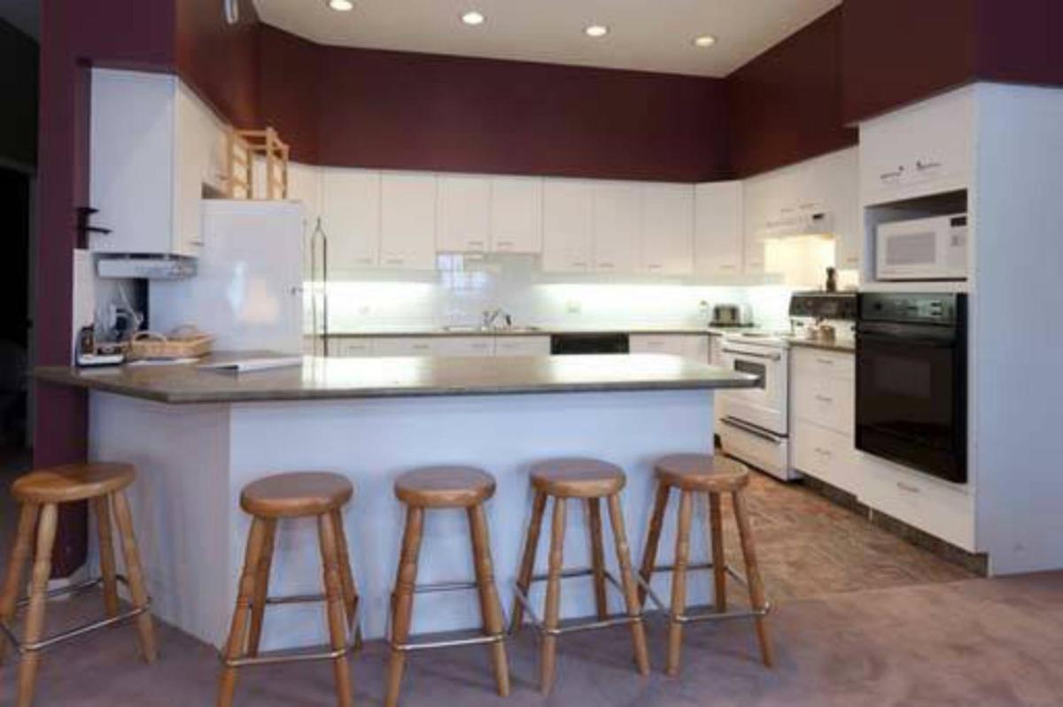 Vacation Homes by The Bulldog- Henk's Haven