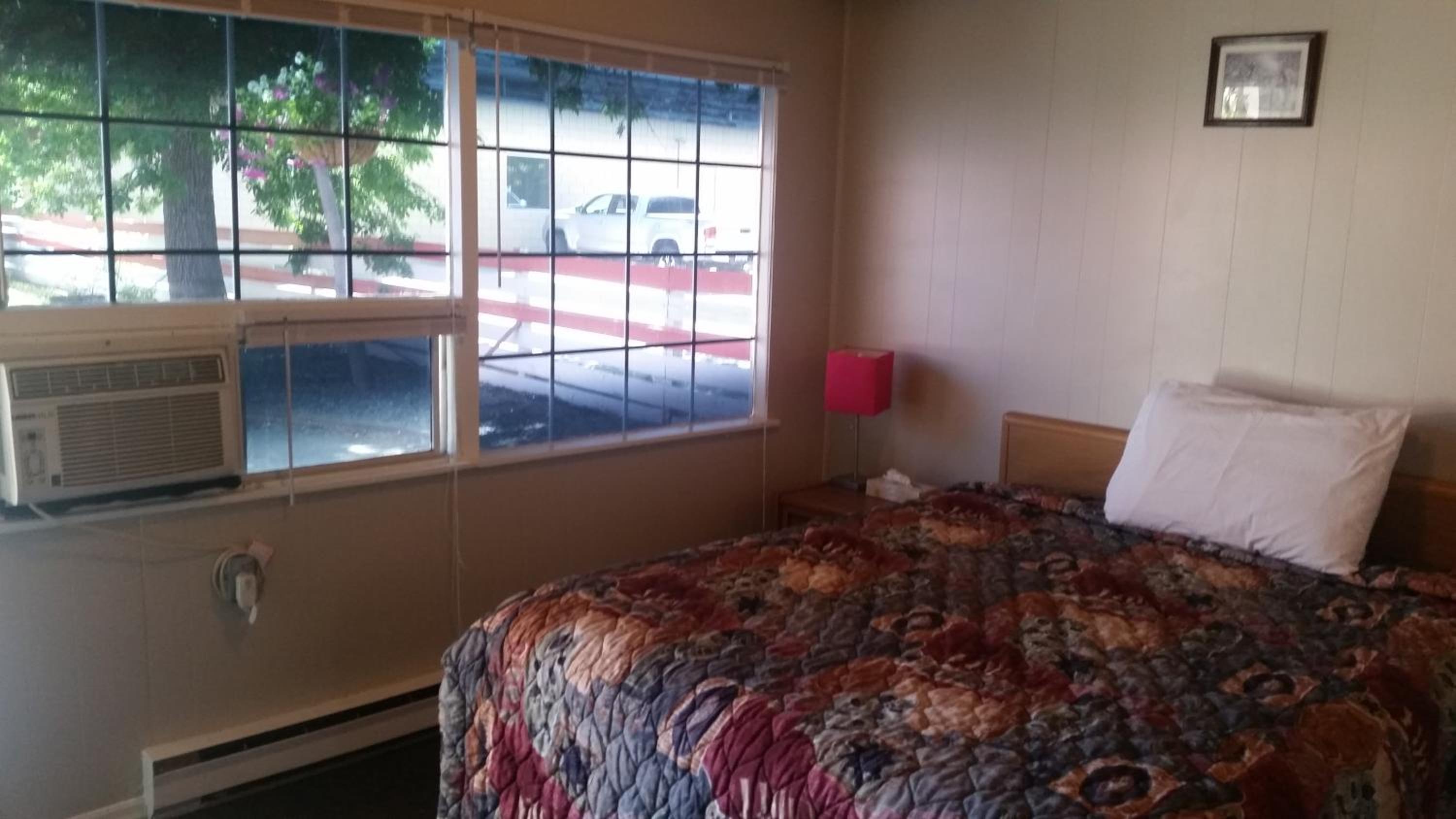 Holiday House Motel