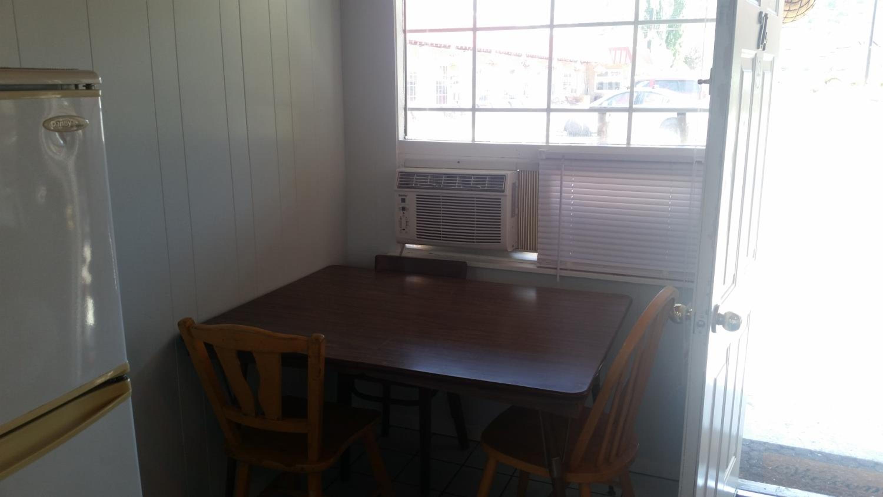 Holiday House Motel - Image 3