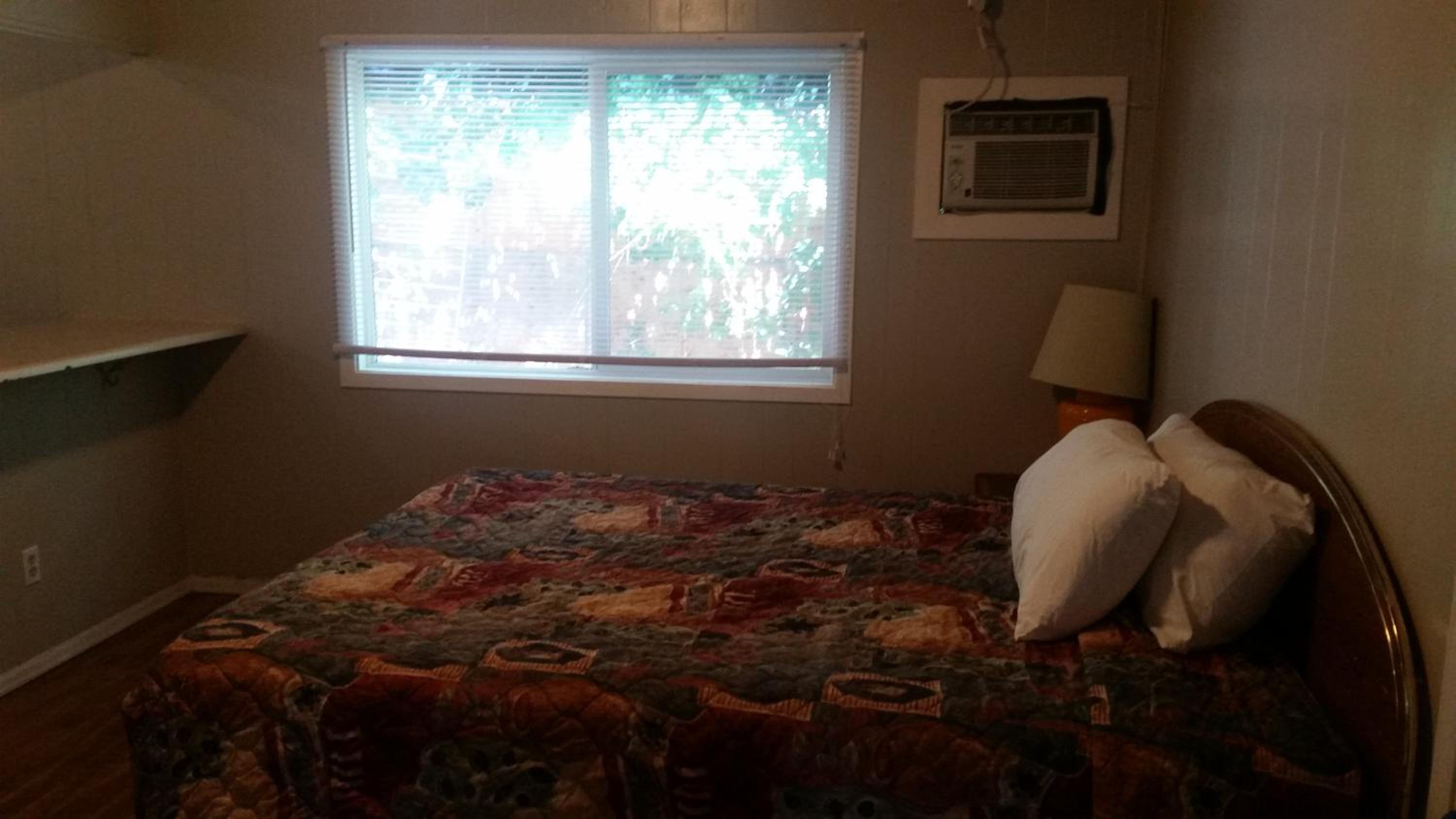 Holiday House Motel