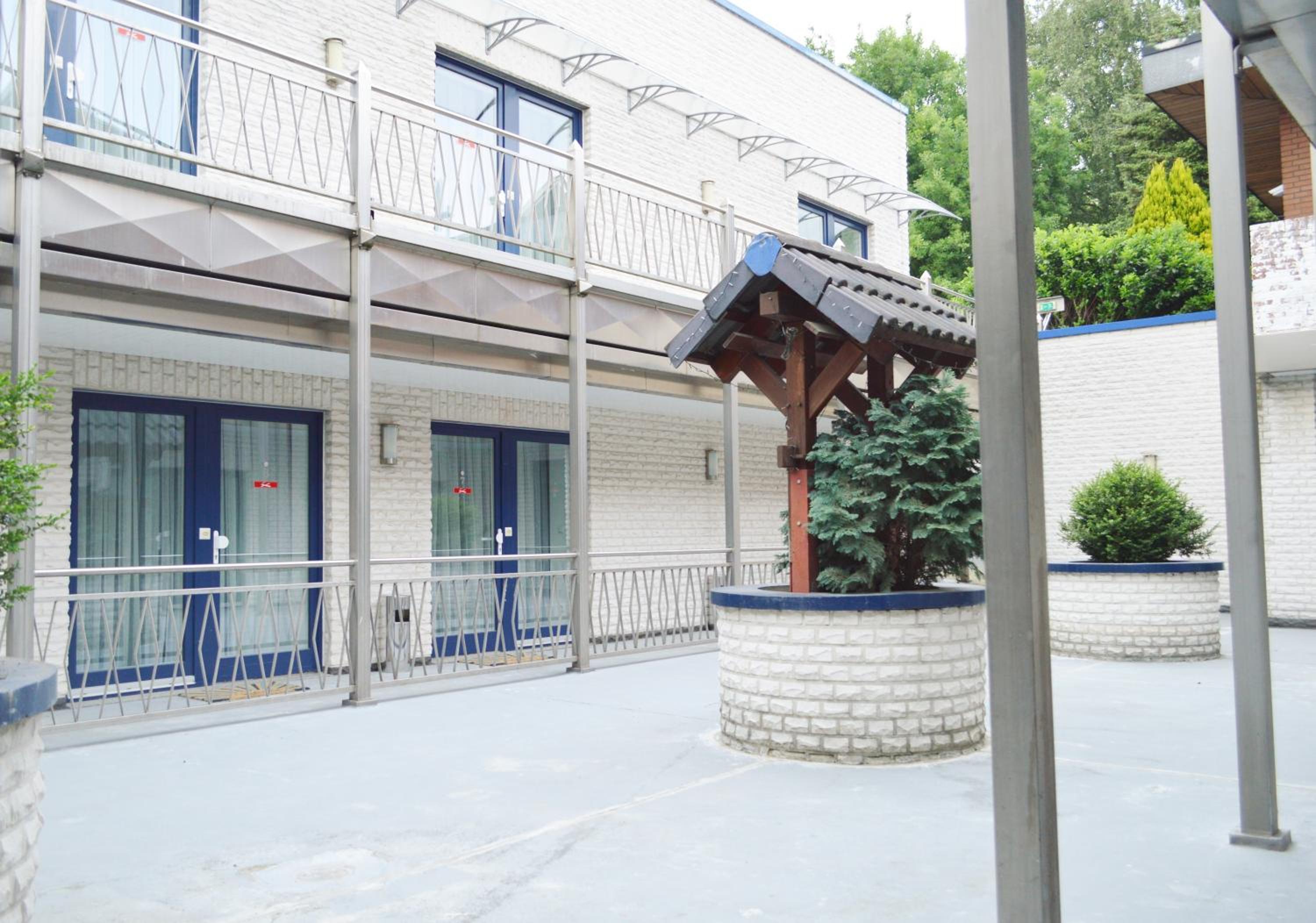 Hotel B8 Voerde en Voerde — balance & terrace