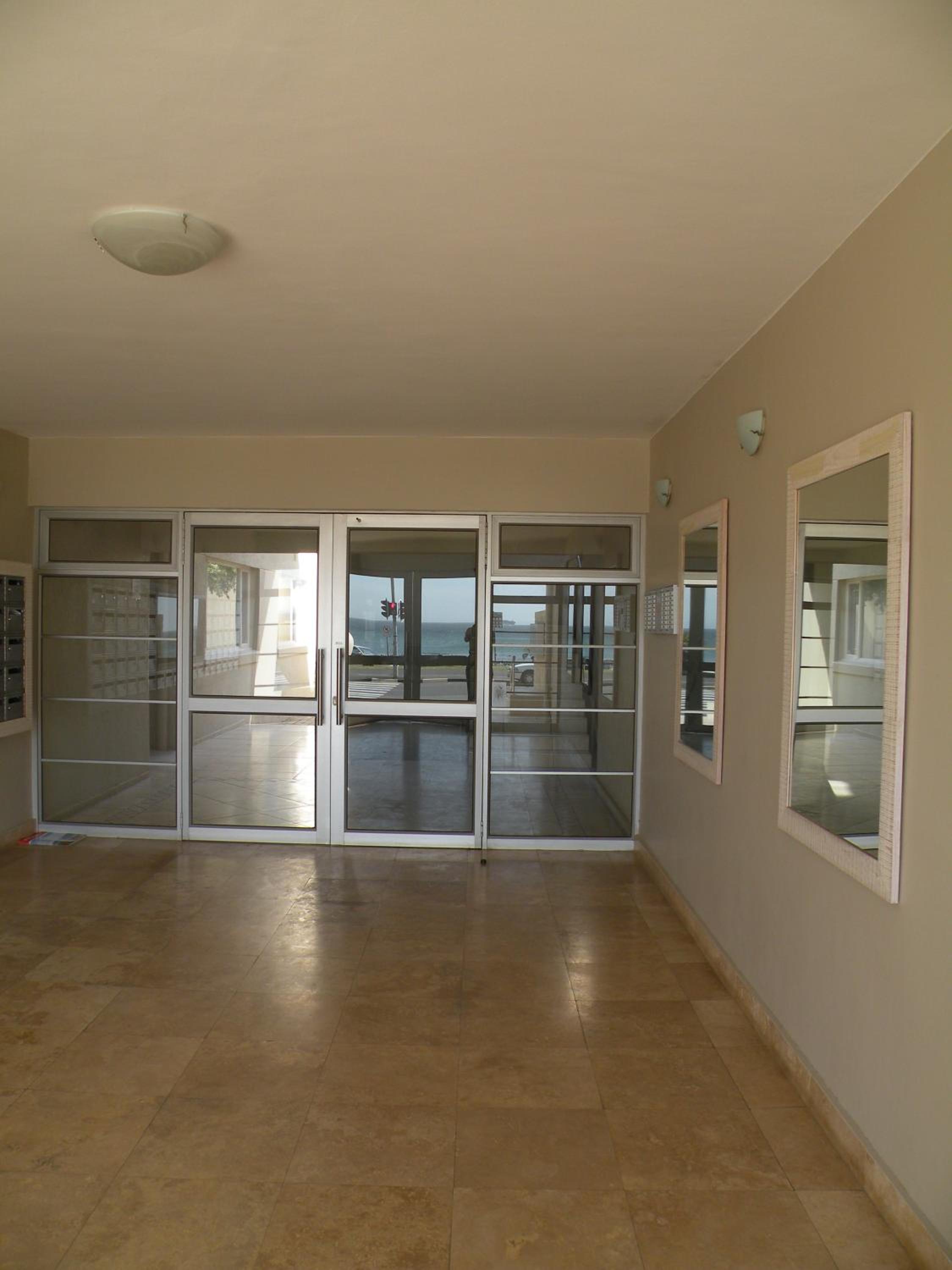 Apartment Mouille Point 27 view 3